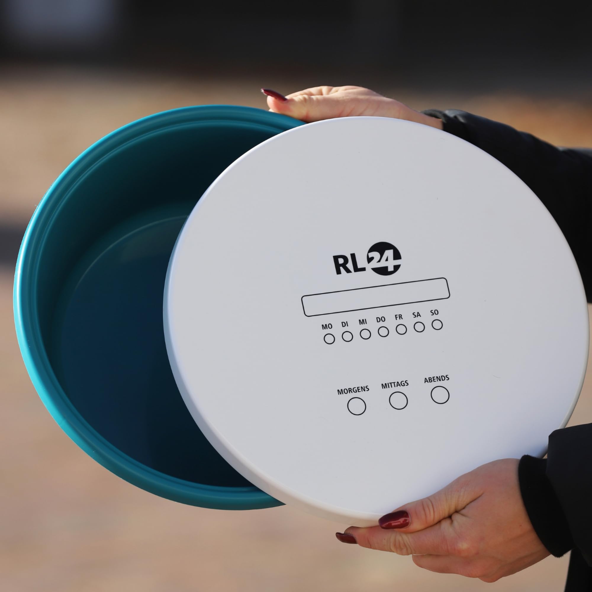 RL24 - Leckerlischale – Pferde Müslischale mit Deckel – Futterschale zur Aufbewahrung von Leckerli & Pferdefutter – Leckerli-Dose in Wasserblau – 3 Schalen á 6l (3er Set) – Pferdezubehör