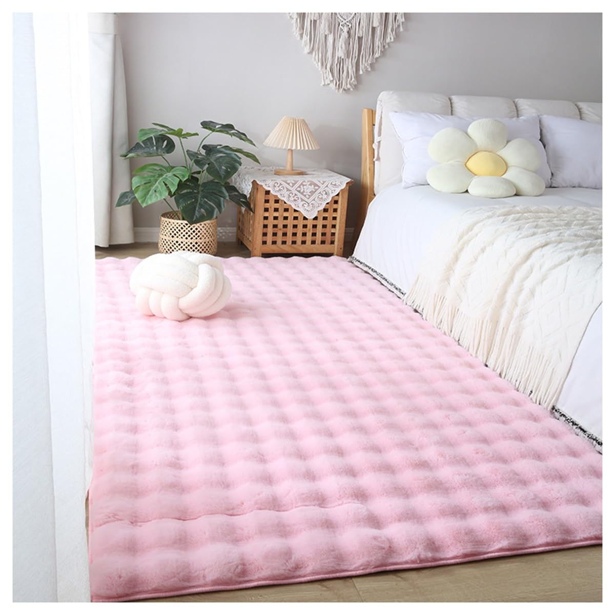 Tapis en fausse fourrure rose pour isoler le sol froid de la chambre de bébé