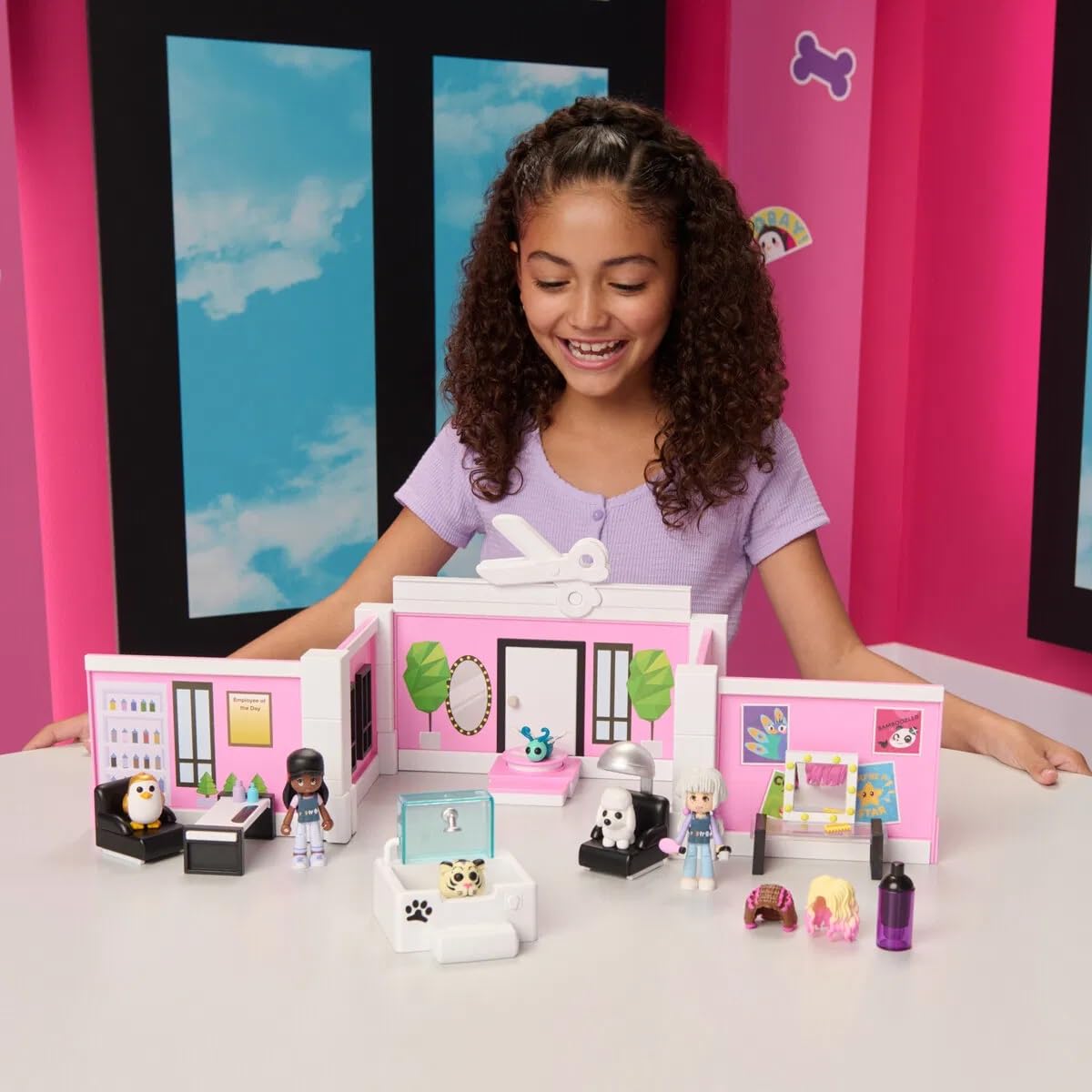 Adopt Me! Pet Salon Deluxe Playset - Najlepsza gra online - Ekskluzywny wirtualny kod przedmiotu w zestawie - Zawiera Twoje ulubione zwierzęta domowe, postacie i krajobrazy do zabawy