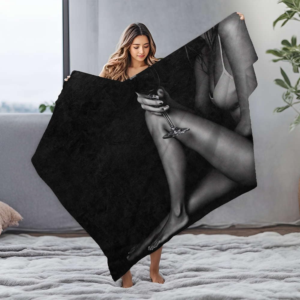 Couverture flanelle design femme et vin idéale pour vos soirées cocooning au salon