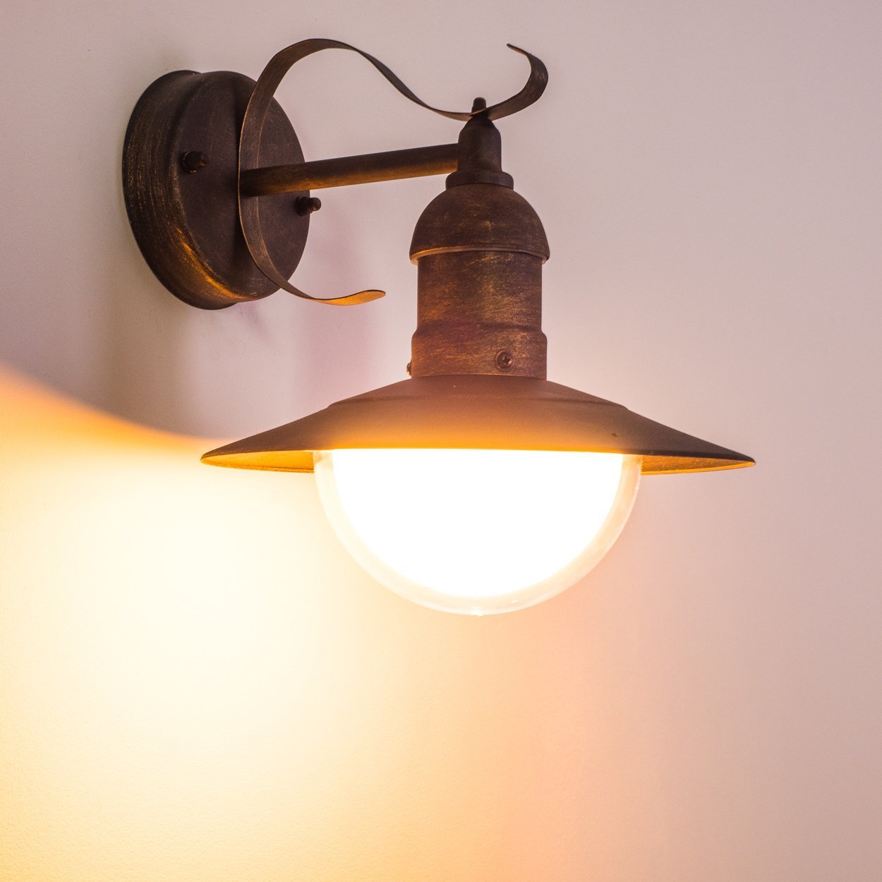 HOFSTEIN Außenwandleuchte Broni, Außenwandlampe aus Metall/Kunststoff in Braun/Gold/Weiß, Wandleuchte Down außen im Landhaus/Retro/Vintage-Stil, E27, IP44, Hof, Außenbereich, Terrasse, Haustür