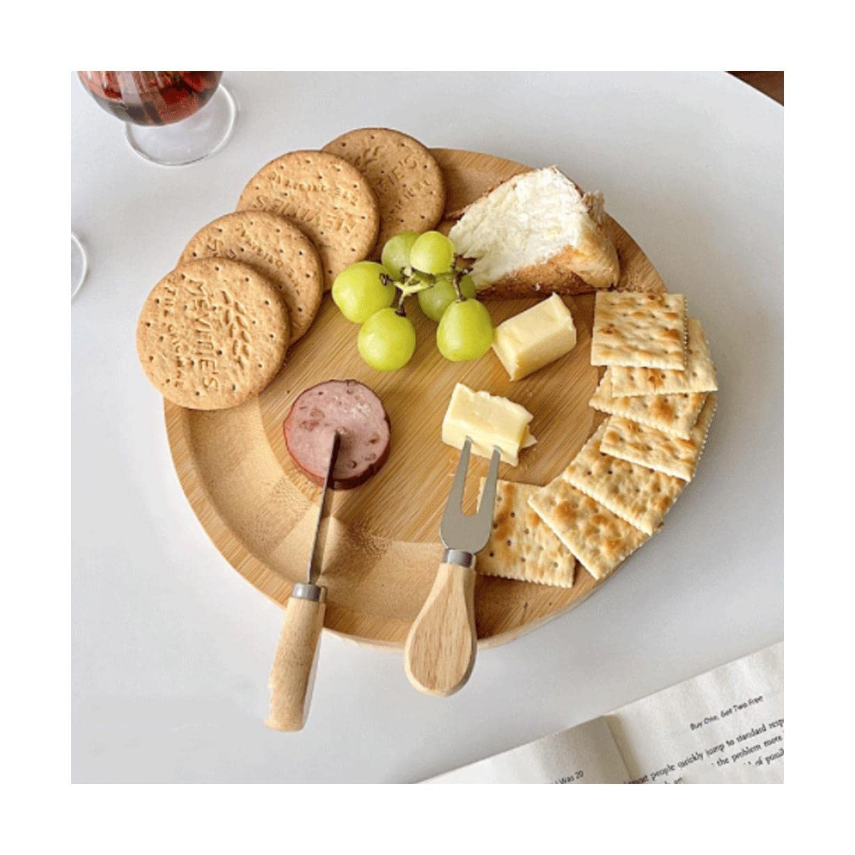 Set formaggio con tagliere con coltello per servire i formaggi