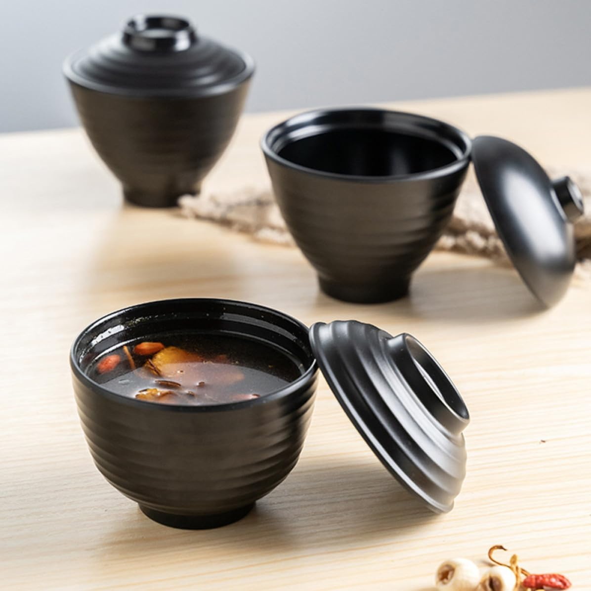 Black Melamine Threaded Bowl with Lid for Hand-pulled Noodles, Japanese Style Soup Bowl with Simple Chic Design, Heat Resistant from 30℃ to 120℃, for Hotel and Dining Room Use