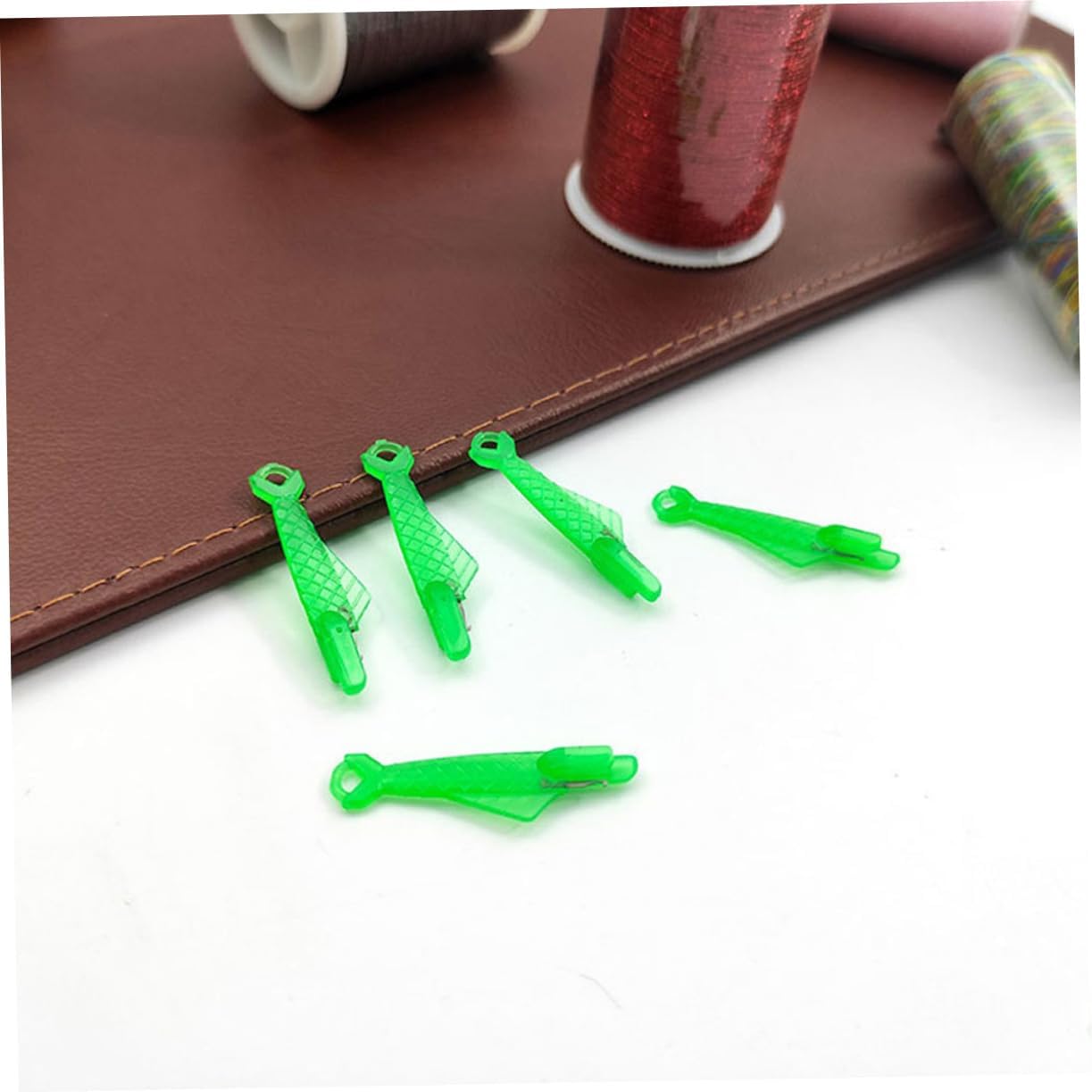 STOBOK 300pcs Sewing Needle Threader Tool Plastic Threaders for Daily Use and Embroidery