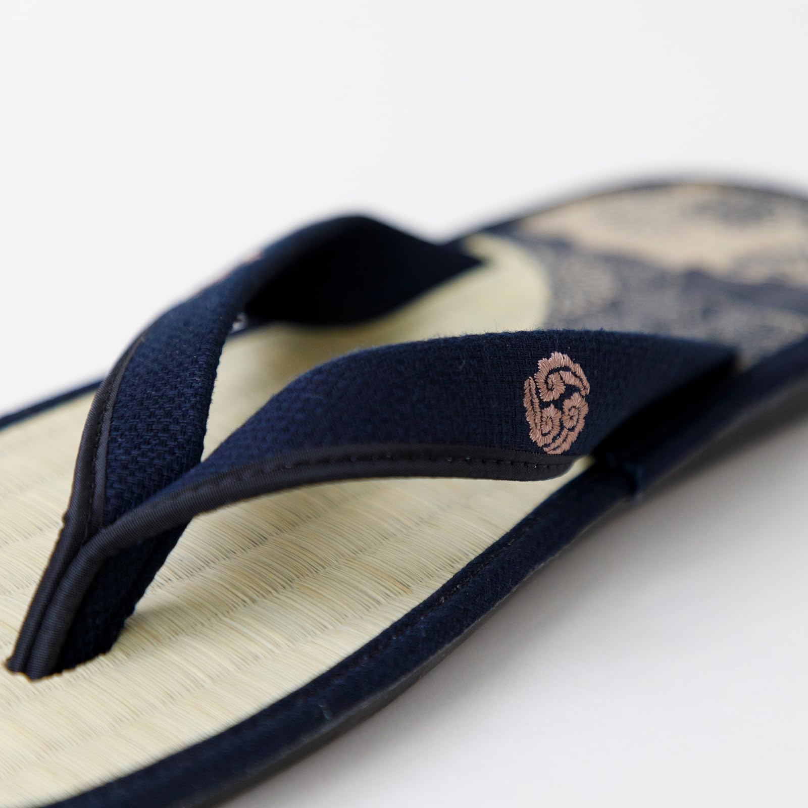Sandales Traditionnelles Japonaises Asayu en Igusa, Fabriquées au Japon, Tatami Zori, Absorbantes et Désodorisantes - Motif Mosaïque, Taille Homme EU 39 à 42.