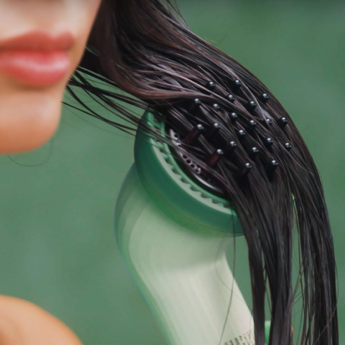 Cecotec Kompaktowa suszarka do włosów IoniCare Dry&Keratin Olive. 1200 W, 107000 obr./min, silnik bezszczotkowy, funkcja jonowa, głowica z technologią NutriSerum i twardymi zębami, głowica