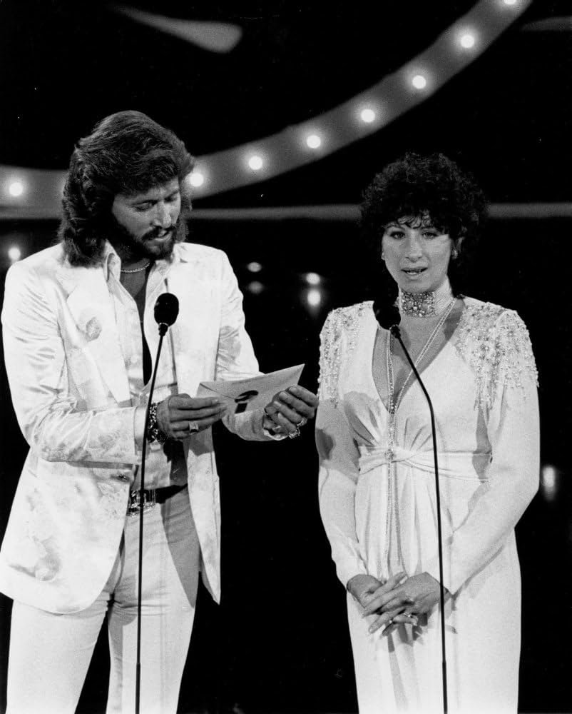 Amazon.com: Barry Gibb and Barbra Streisand on stage Photo Print (8 x 10): Posters & Prints