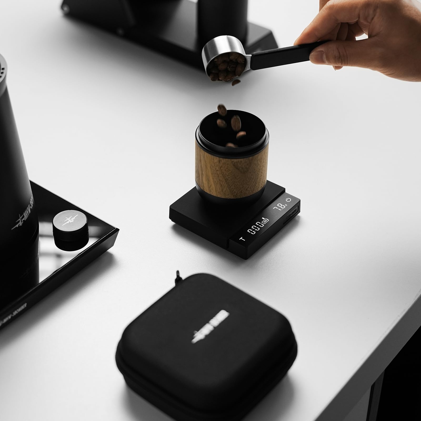 MHW-3BOMBER Báscula de café expreso súper mini con temporizador, báscula de café digital con modo espresso/vertido/manual, báscula recargable de granos de café, báscula portátil con una bolsa de