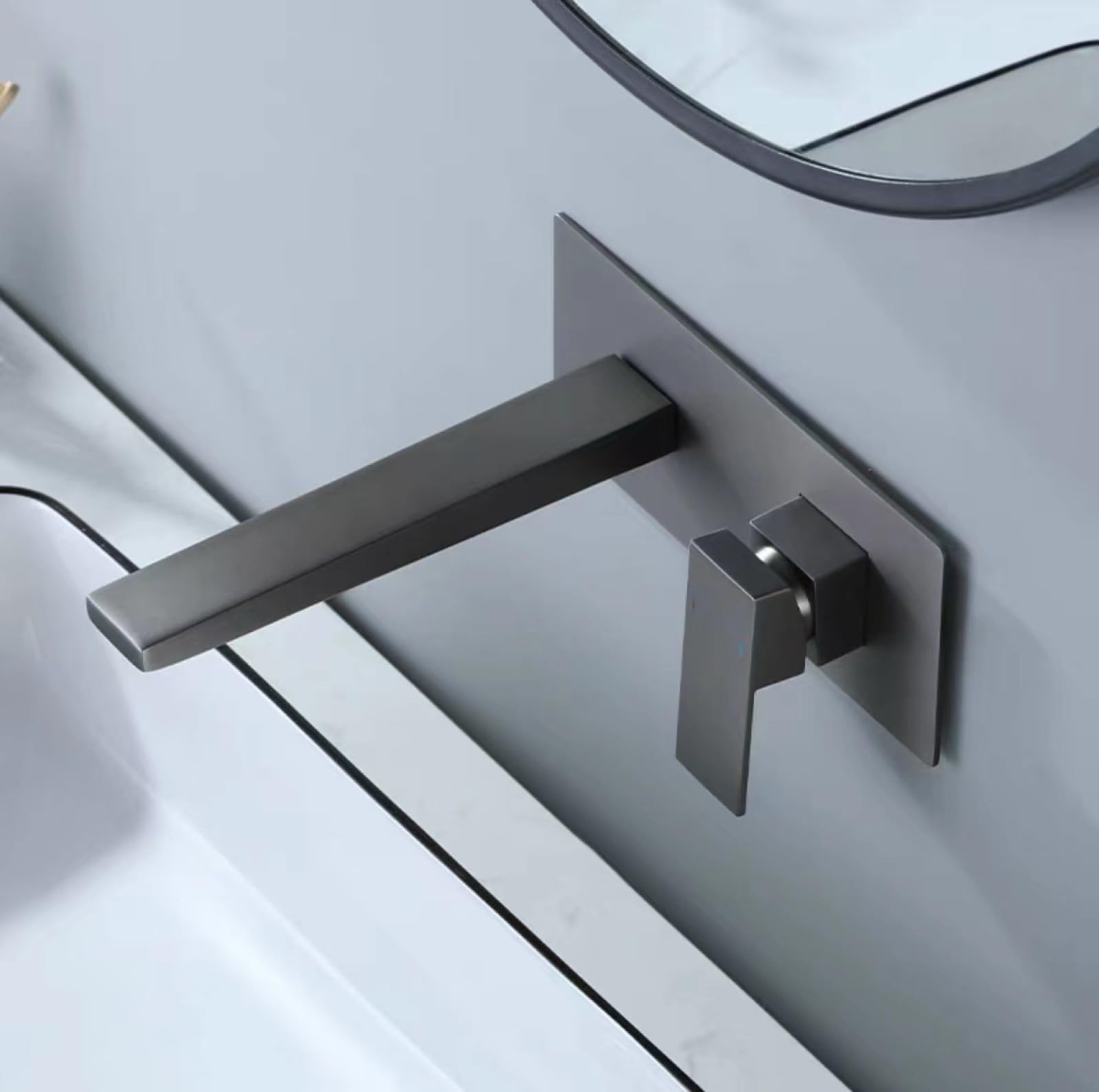 Fregadero de baño montado en la pared, lavabo redondo de cobre cepillado dorado con fontanería oculta, control de agua fría y caliente, diseño moderno que ahorra espacio para baños pequeños