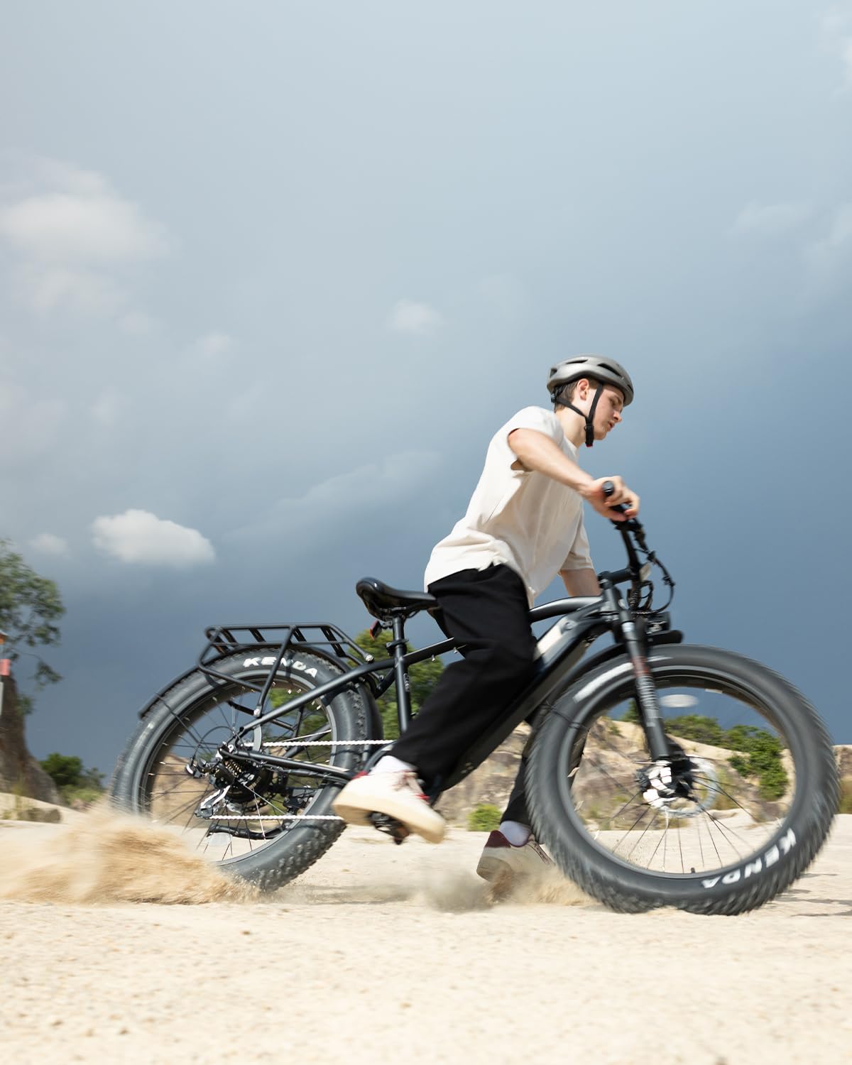 Bodywel E Fatbike Herren Damen, 26x4.0 All Terrain E Bike Mountainbike, 48V 15Ah Akuu, 250W Heckmotor, 7-Gang-Getriebe, Federgabel Verstellbar, Hydr. Scheibenbremsen, Legierungsrahmen
