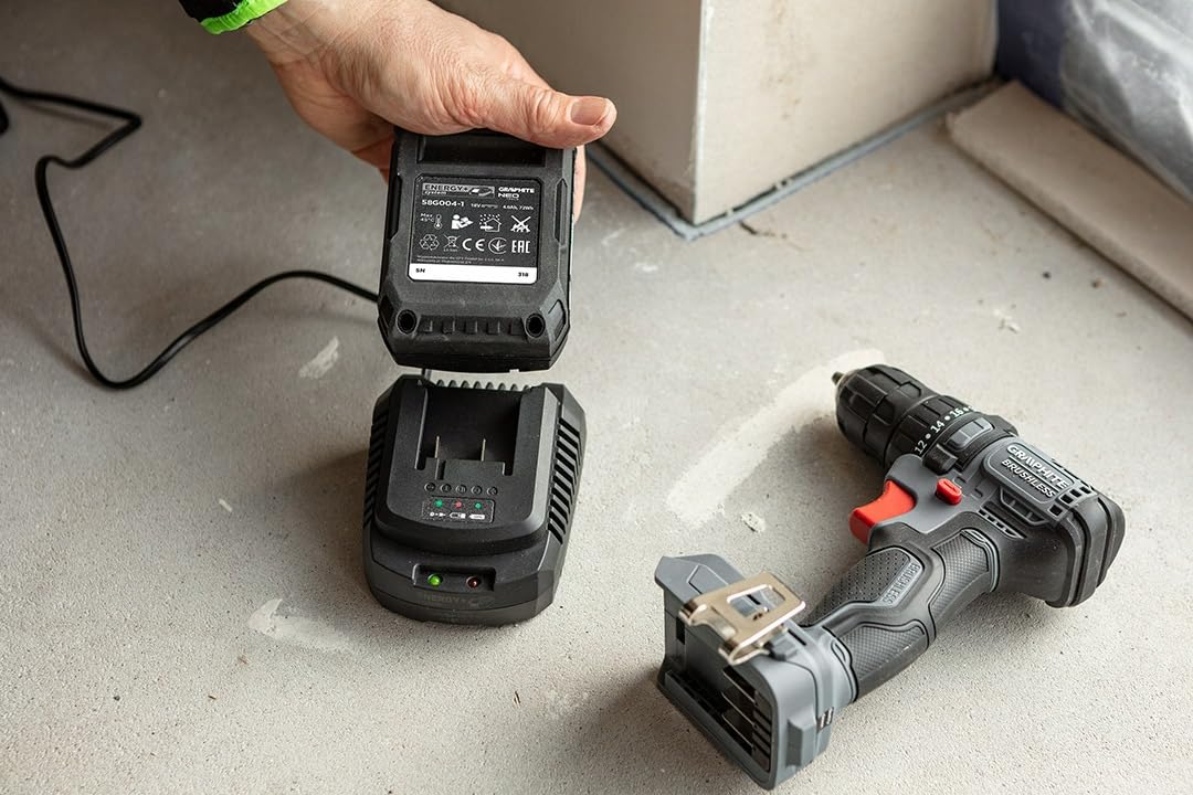 GRAPHITE Energy + Batteria agli ioni di litio da 18 V 4,0 Ah e caricabatterie da 2,3 A, per tutti gli utensili elettrici della marca GRAPHITE – Lunga durata, indicatore di stato di carica, kit di