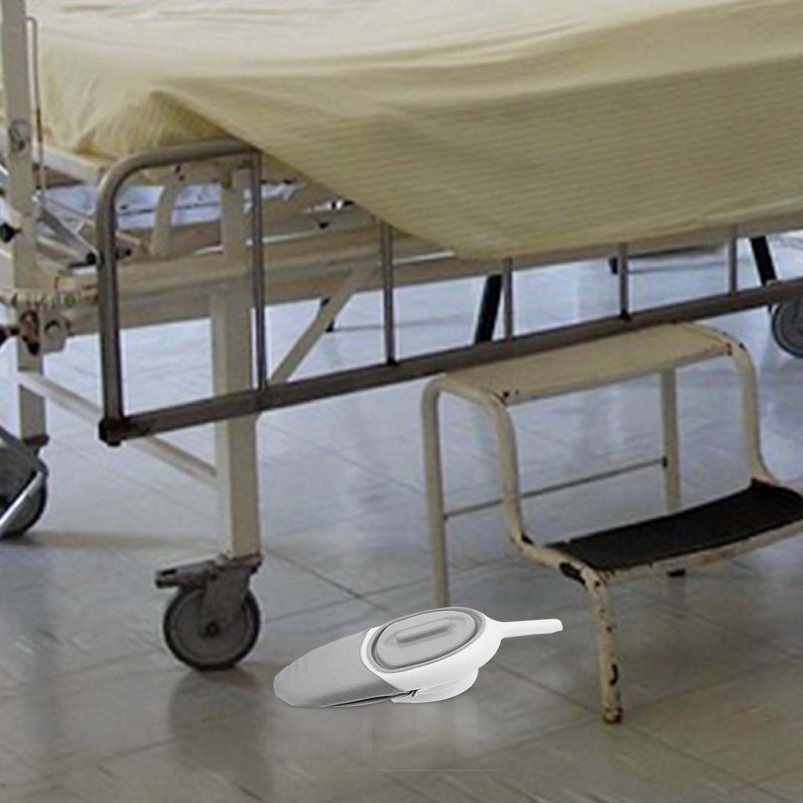Padella da Letto per Anziani e Donne Vaso da Notte Portatile in Plastica Resistente Maniglia Antiscivolo e Coperchio Accessorio Ospedaliero per Uso Domestico e Viaggi Design