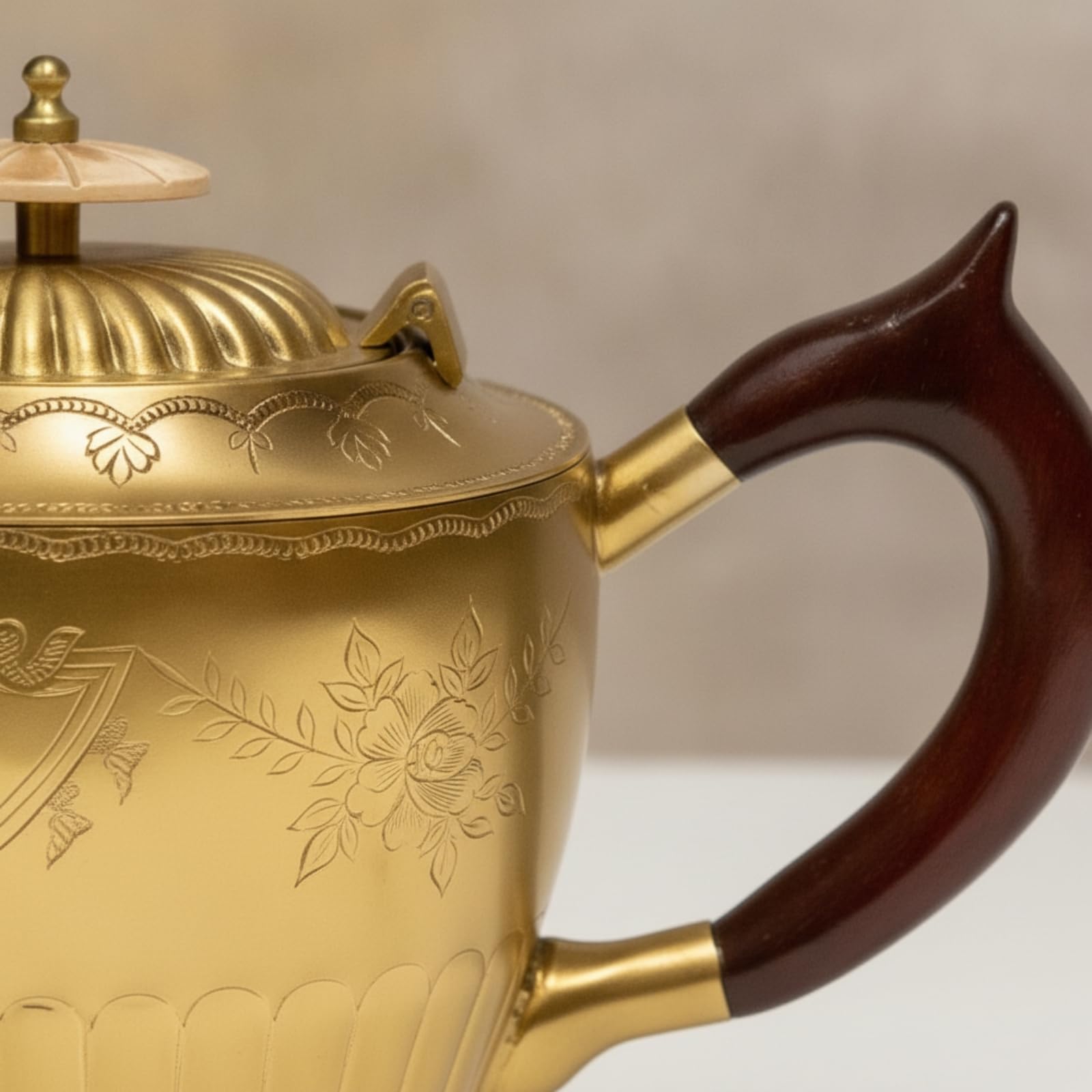 Teiera in Ottone Teiera Bollitore Caraffa Brocca con Lavorazione Artigianale Corpo Rigato a Profilo Tondo Coperchio Impreziosito Legno Scuro Metallo