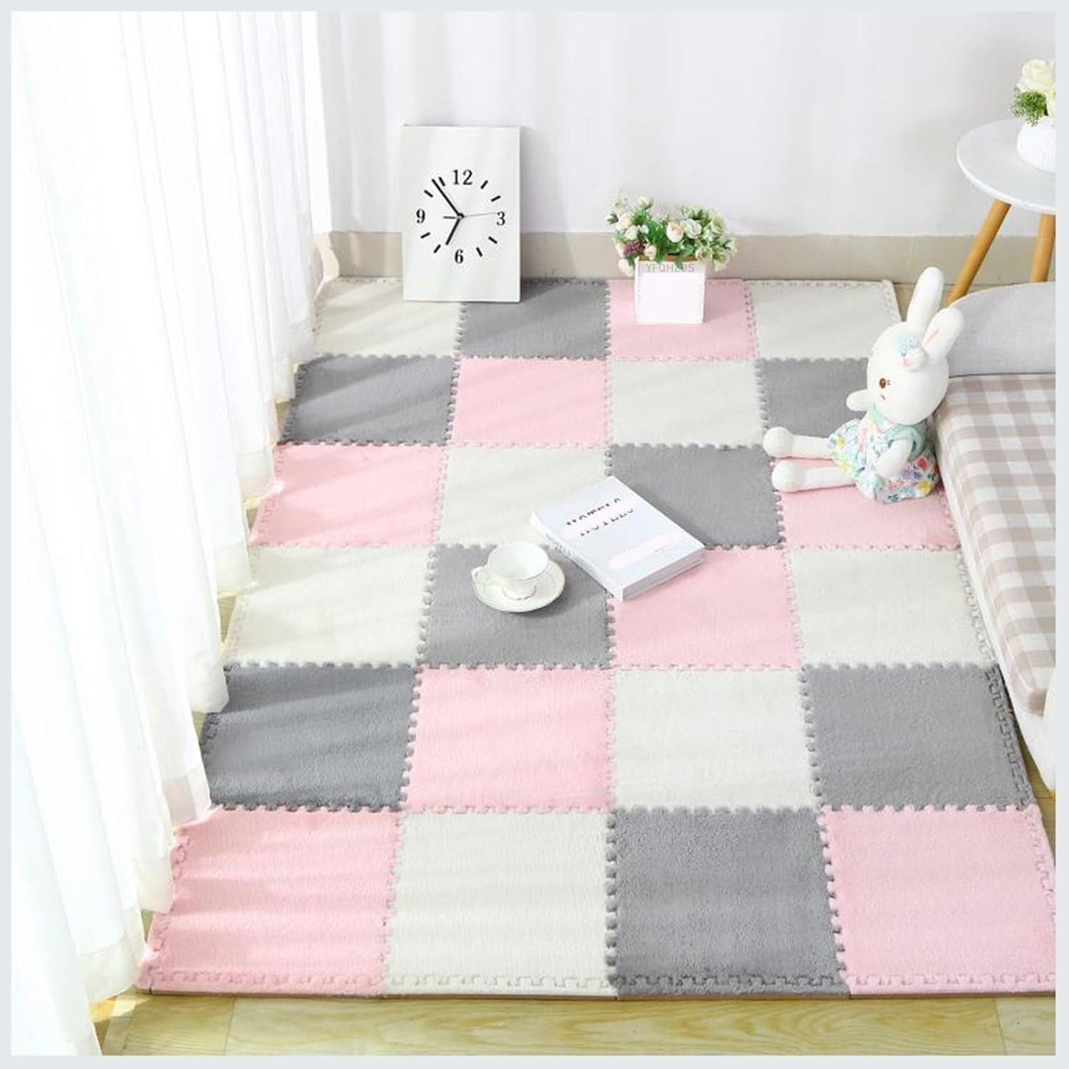 Packung mit 24 ineinander greifenden Plüschschaumstoffmatten, quadratische Bodenpuzzle-Schaumstoffmatten(White+Pink+Gray,30x30x0.6cm)