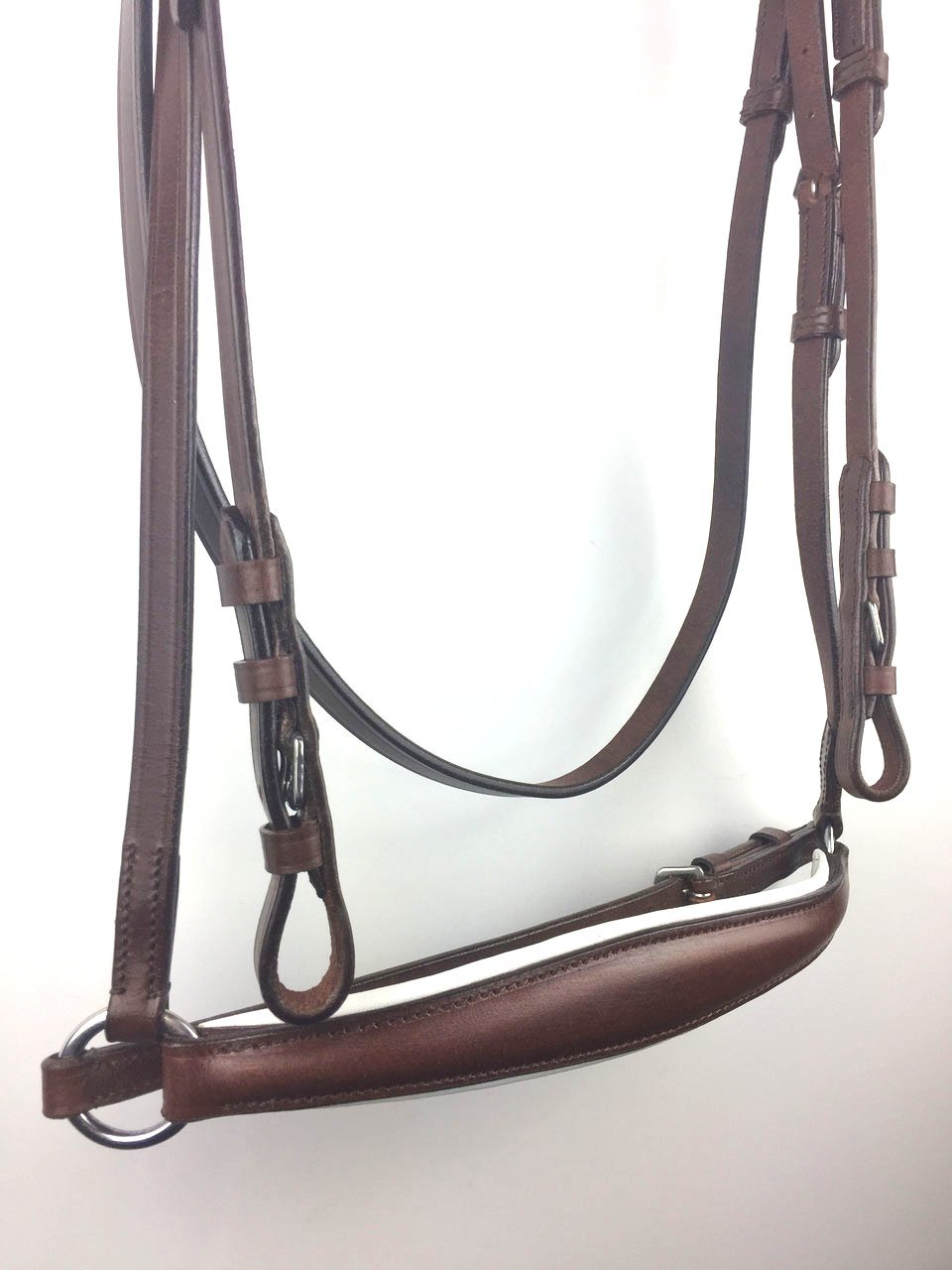 Brida con cabestro para caballos y cabeza acolchada anatómicamente marrón y plateada, hebillas VB de sangre caliente