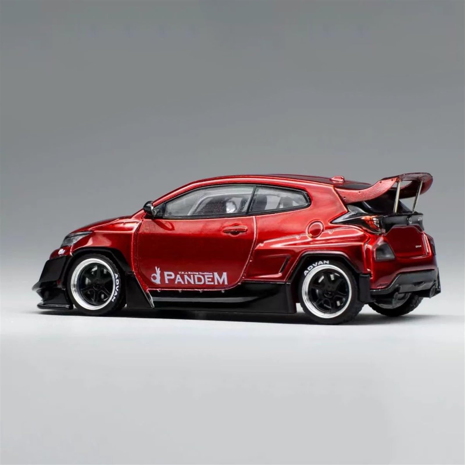 Amazon.co.jp: スケールモデル車両 1:64 トヨタヤリスロケットバニー