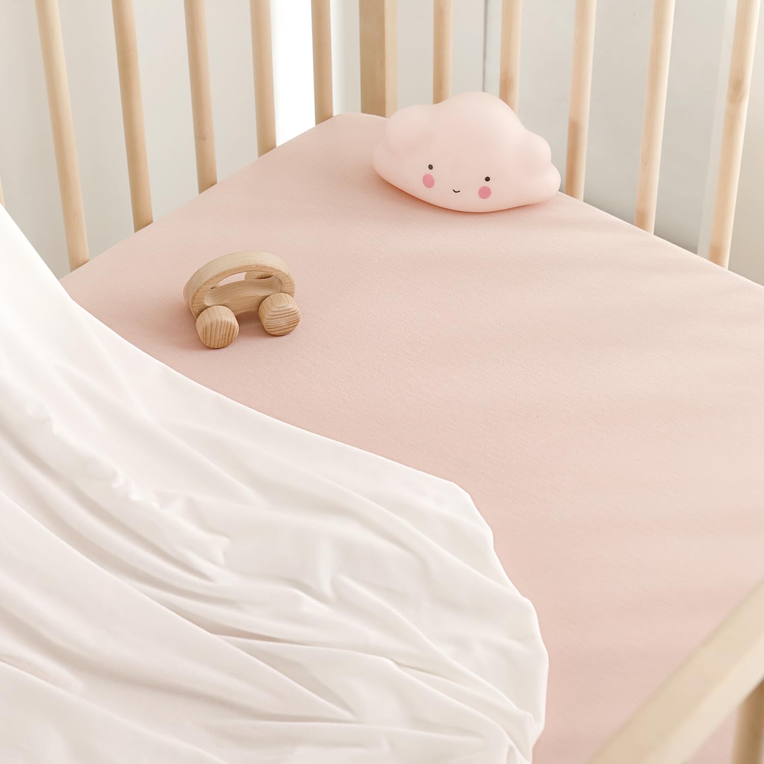 GRSSDER Juego de 2 sábanas bajeras elásticas ultrasuaves para cuna, ajuste universal, para todas las almohadillas de colchón estándar para cuna, seguras y cómodas, color blanco/rosa
