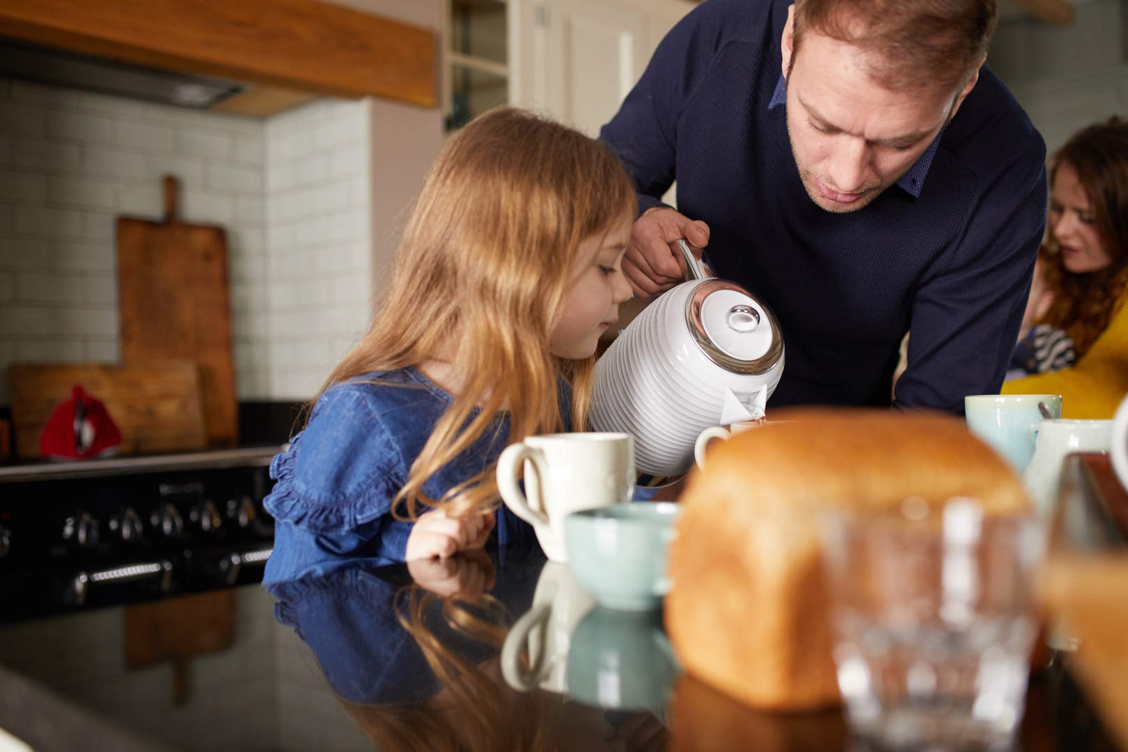 Russell Hobbs Wasserkocher [1,7l, 2400W] Inspire Weiss mit hochwertiger Hochglanz-Struktur (Schnellkochfunktion, herausnehmbarer Kalkfilter, Wasserstandsanzeige, abnehmbarer Deckel) Teekocher 24360-70