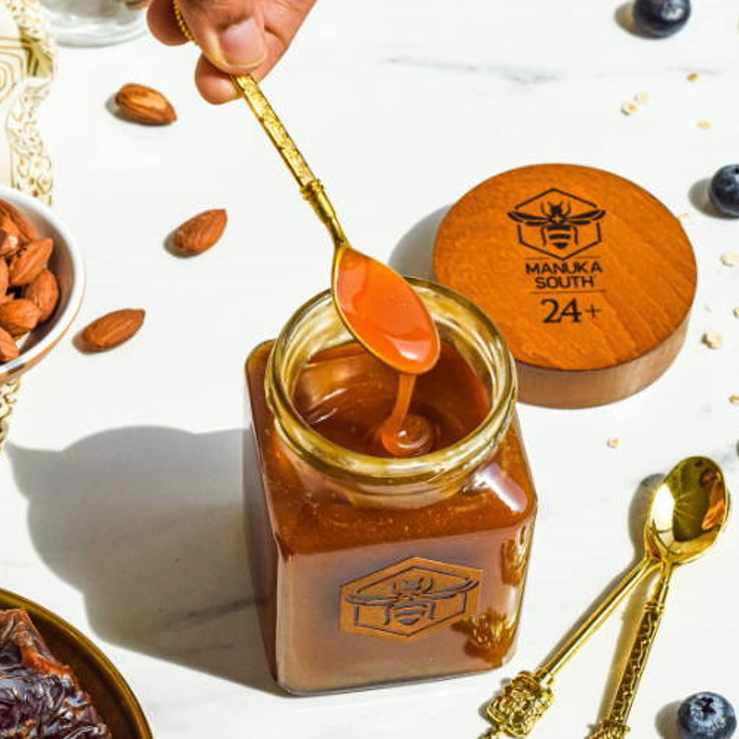 Manuka South Honig MGO 1122+ (UMF24+) 340g - Honigglas mit edlem Buchenholz Deckel - Premium Manuka-Honig aus Neuseeland mit Gold-Verpackung - roh und naturbelassen - exklusive Geschenkidee
