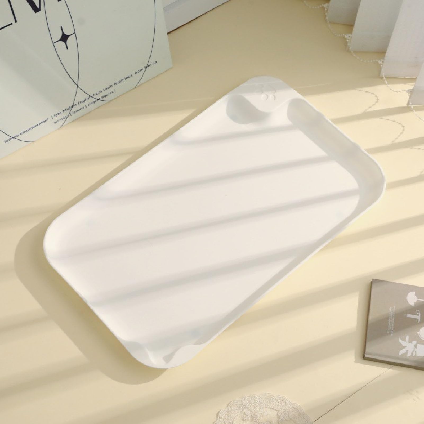 Mata do karmienia zwierząt domowych, nieprzepuszczalna mata pod miski dla kota z podwyższoną krawędzią, antypoślizgowa taca na karmę dla psów, 60 x 30 x 3 cm