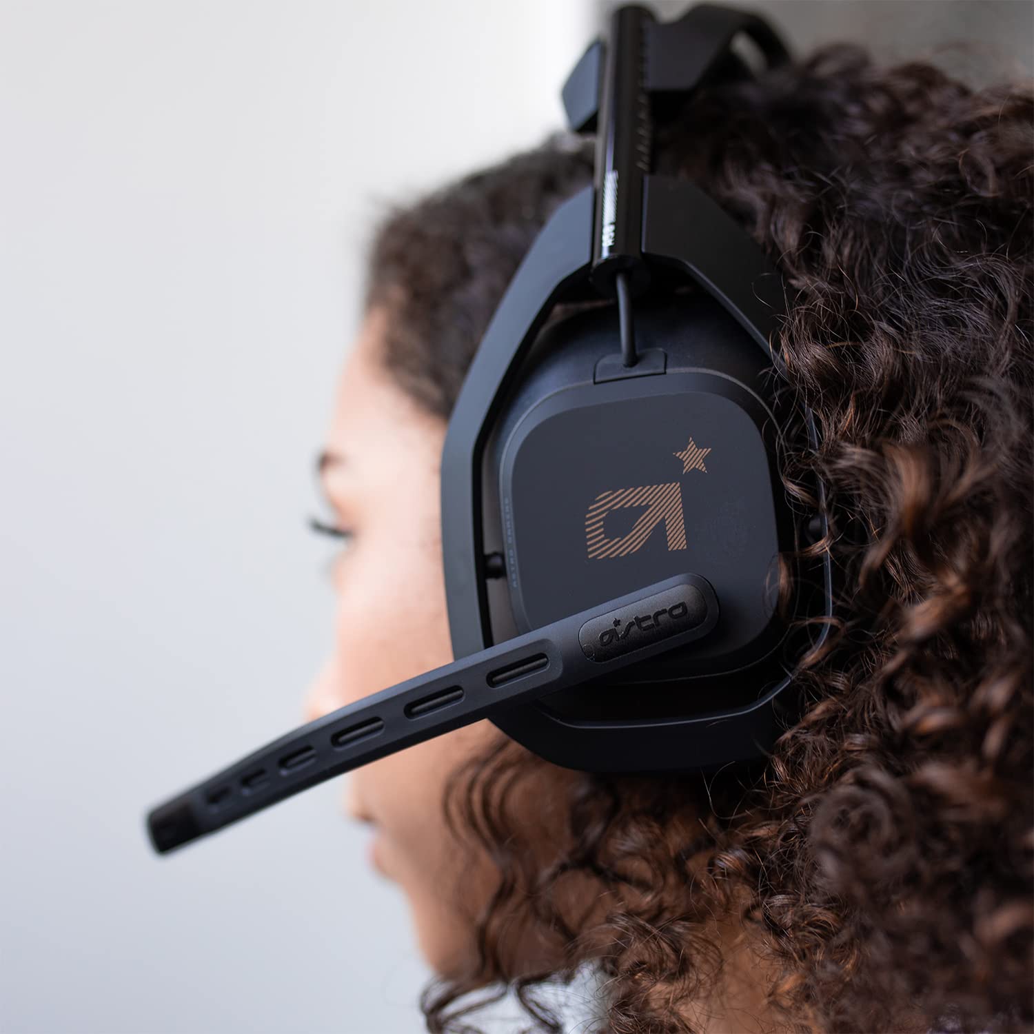 ASTRO Gaming A50 Auriculares inalámbricos para gaming y estación-base de carga, 4a gen, control de balance de juego, voz, 2.4 GHz, 15m alcance, Xbox Series X y S, Xbox One, PC - Negro/Oro
