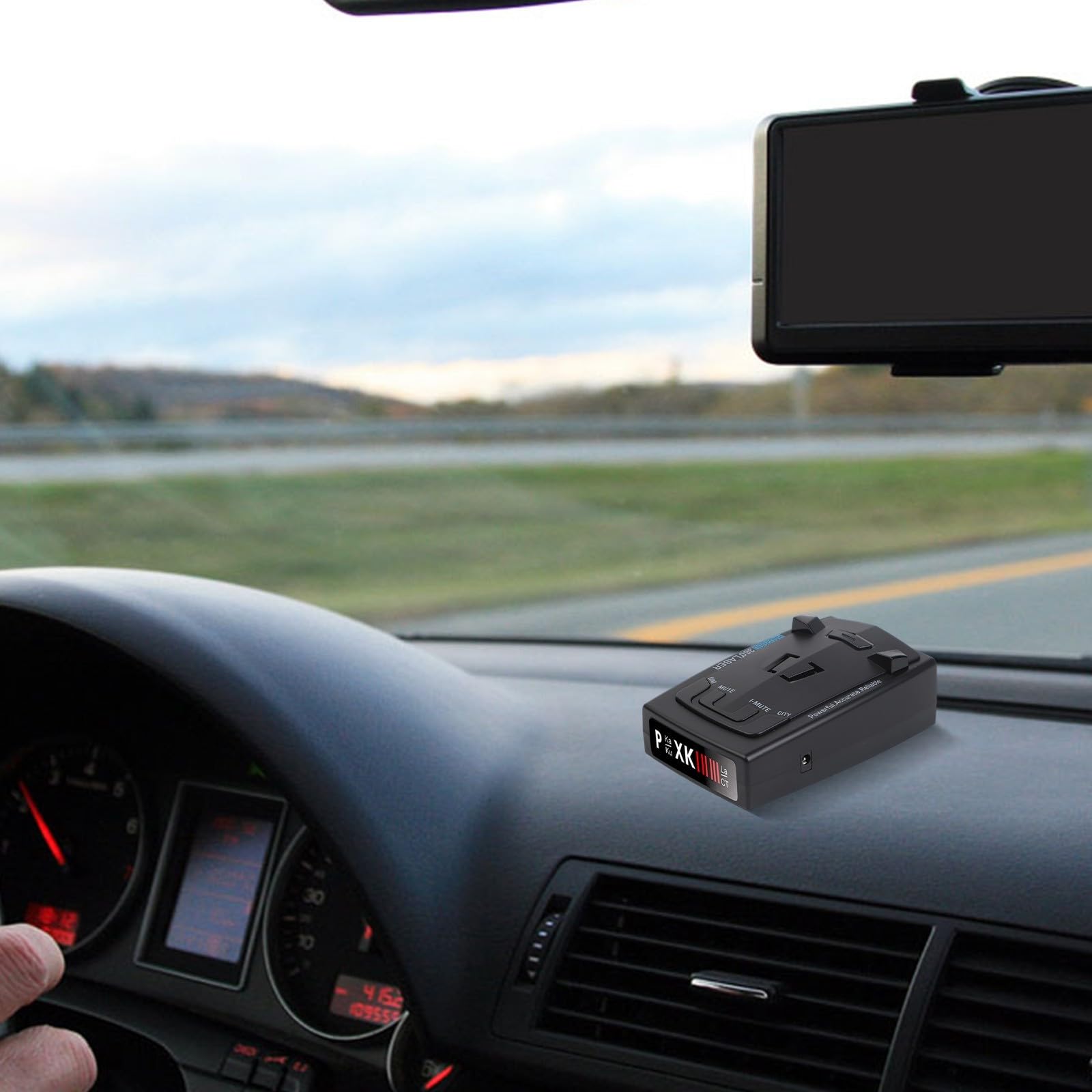 Detector de vehículos LongRange de 360 grados con notificaciones de voz para cámaras de velocidad y riesgos potenciales, apoyando la conciencia del conductor y la carretera para la seguridad