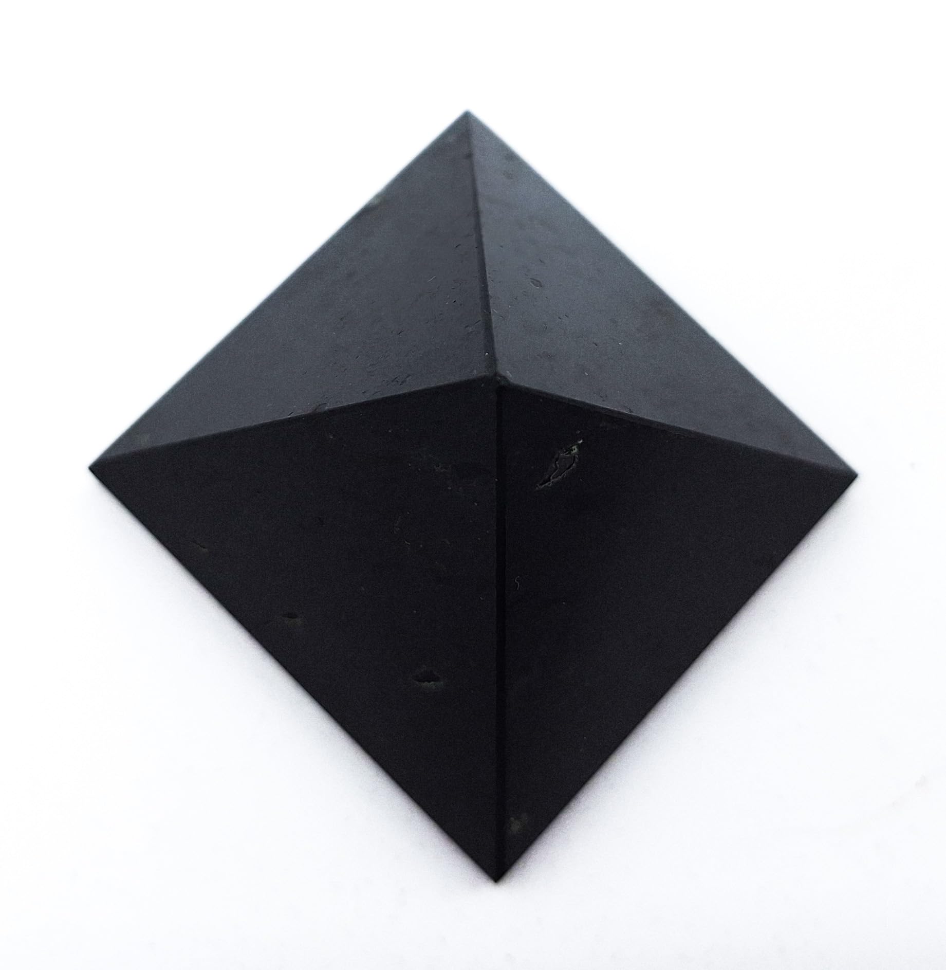 Piedra curativa hecha a mano con forma de pirámide de turmalina negra (aprox. 5 x 5 x 5 cm, 120 g), protección de la suerte, energía, esotérico, meditación, magia