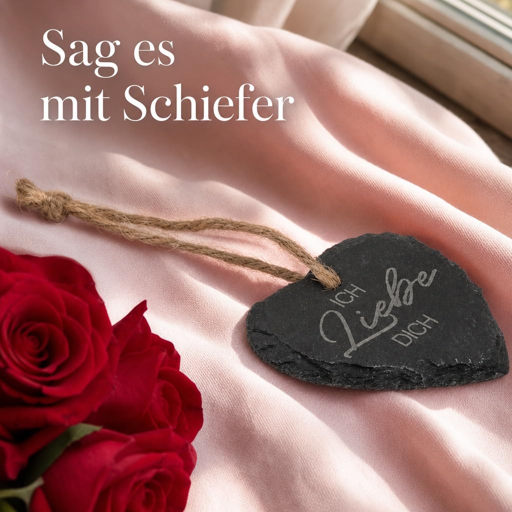 MIJOMA Schiefer Herzanhänger 24er Set – Gravierte Geschenkanhänger mit 6 Sprüchen – 7x7 cm – In Holzbox – Perfekt für Mitbringsel & Dekoration