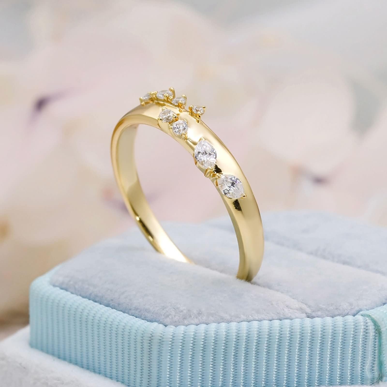 Au 375/585/750 - Alianzas de oro amarillo con moissanita marquesa