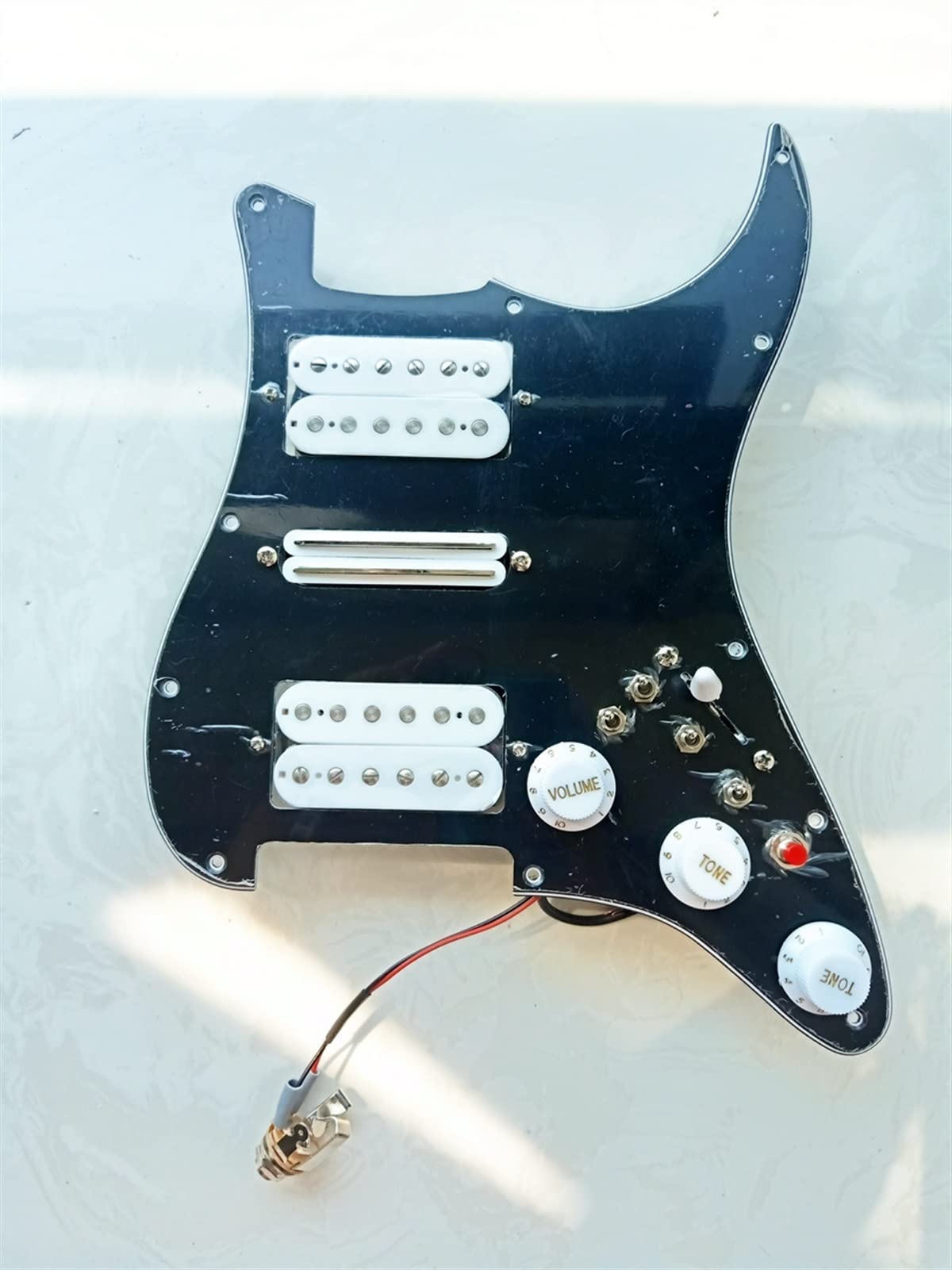 PickGuard Pickups White. Hsh. Alnico 5 Humbucker Pickups Guitar Okabling Wiązki Pucharowe Doniczki NS Gitara załadowany Humbucker