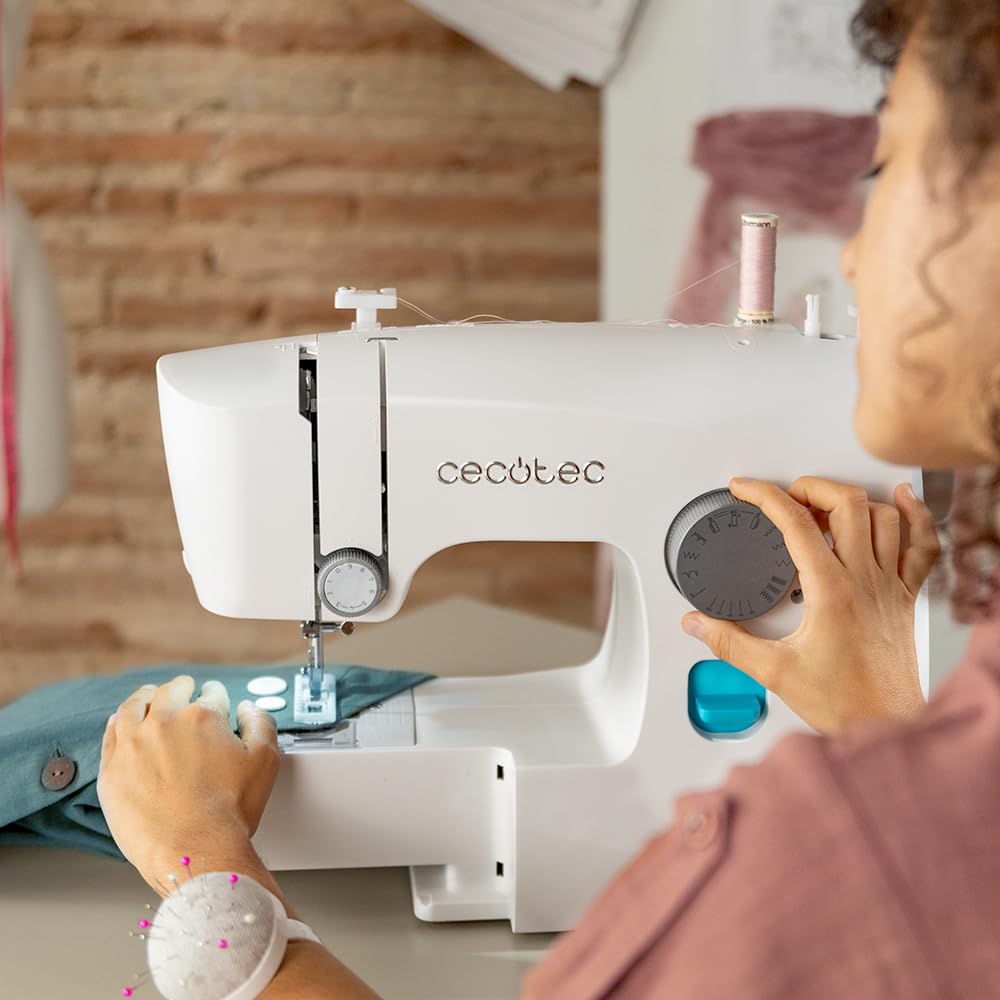 Cecotec Macchina da Cucire 15 Punti BelleCouture 1500. Asola Manuale in 4 Tempi, Regolatore di Asola, Tensione del Filo Regolabile e Kit di Accessori, Compatta e Portatile