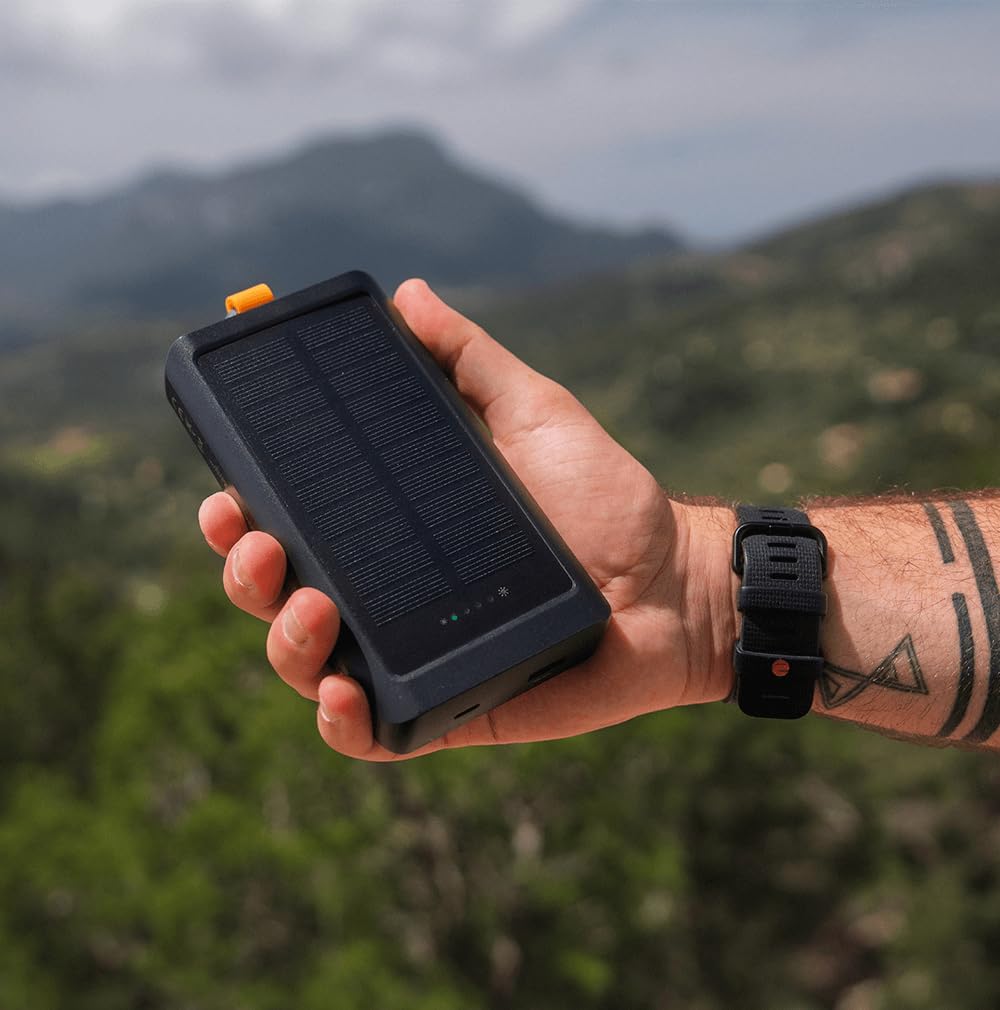 Xtorm Go2 Solar power bank 10.000mAh 15W con moschettone e torcia | Ideale per uso outdoor, trekking, campeggio, porta USB-C e USB-A, pannello solare integrato, cavo USB-C incluso