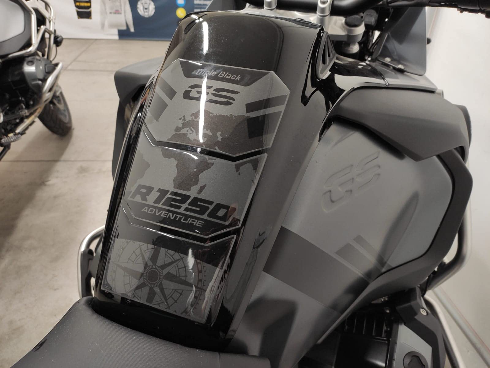 Protector de depósito de resina en 3D para moto compatible con BMW R 1250 GS Adventure 2021 GP-702 (Triple Black)