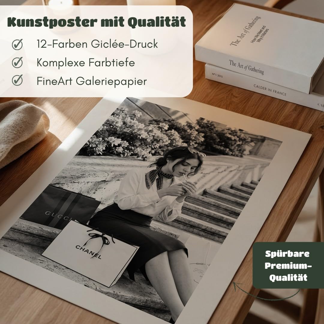 MJ-GRAPHICS® Poster Frau Kunstdruck schick Stadt Einkauf Wandbild schwarz weiß Stadtleben stilvoll Deko Treppe urbanes Flair Wohnzimmer Wanddeko modern 50x70 mit schwarzem Rahmen