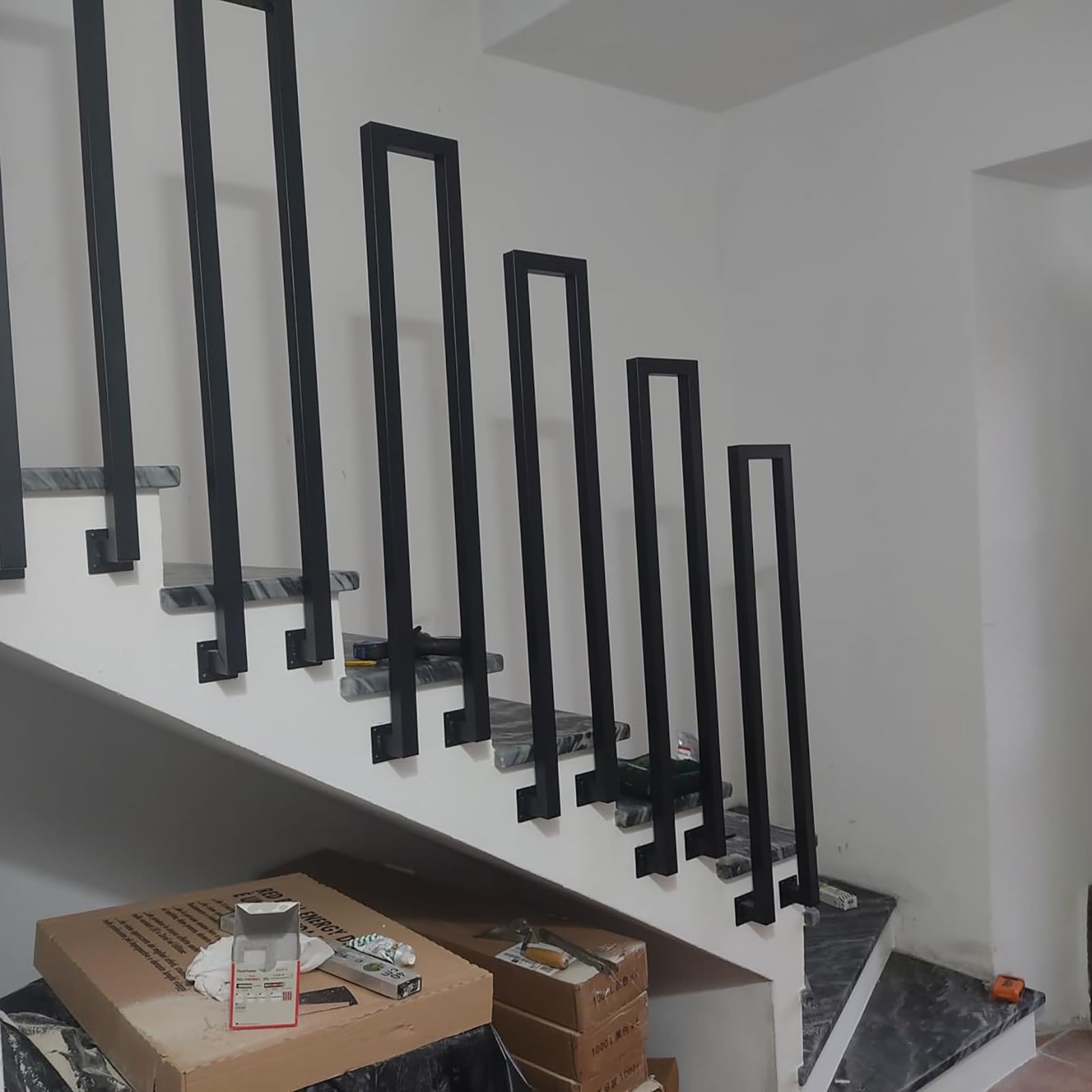 Rampe d'escalier en fer forgé laqué noir de 90 cm au design architectural en U