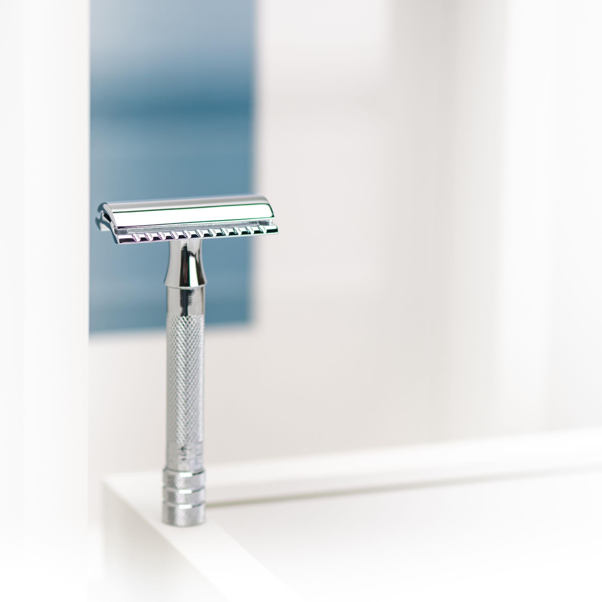 MERKUR Rasoio 33C | classico cromato lucido | rasoio a tre pezzi con taglio dritto | pettine chiuso | ideale per rasatura a umido | zinco pressofuso | manico in ottone | Made in Germany