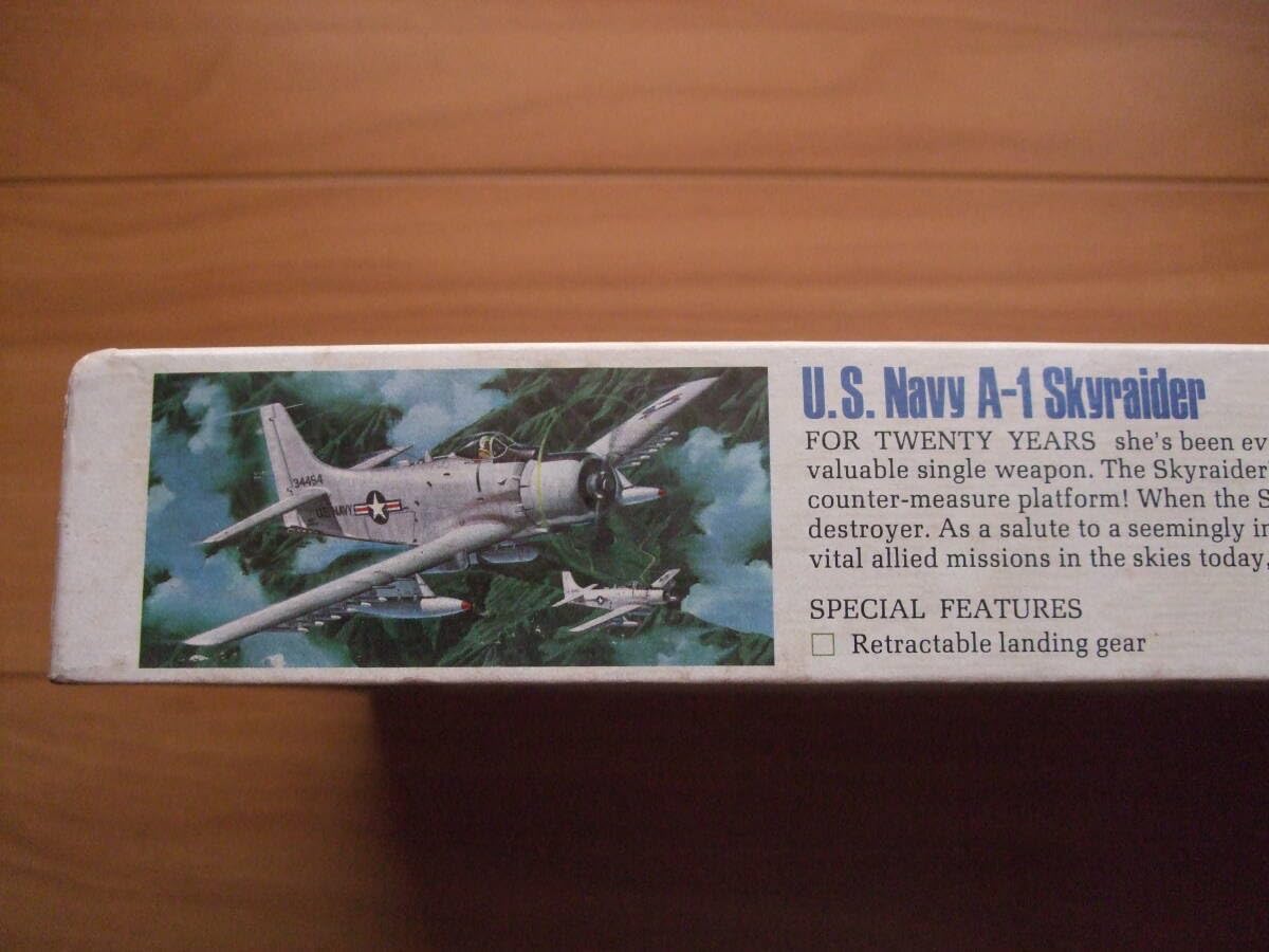 Amazon.co.jp: レベル 絶版 1／40 U.S ネービー A－1 スカイ