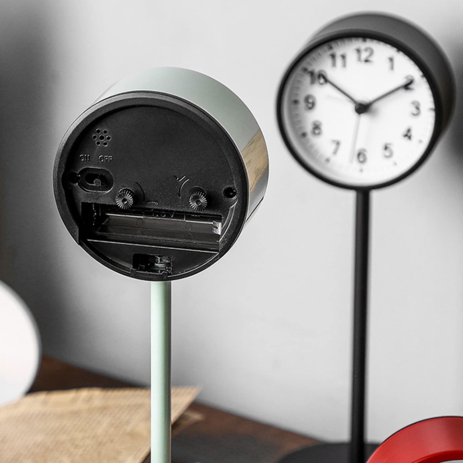 Reloj despertador moderno y pequeño, de metal, silencioso, sin tictac, estilo nórdico, simple, reloj de escritorio digital, funciona con pilas, reloj despertador digital para dormitorio, sala de estar