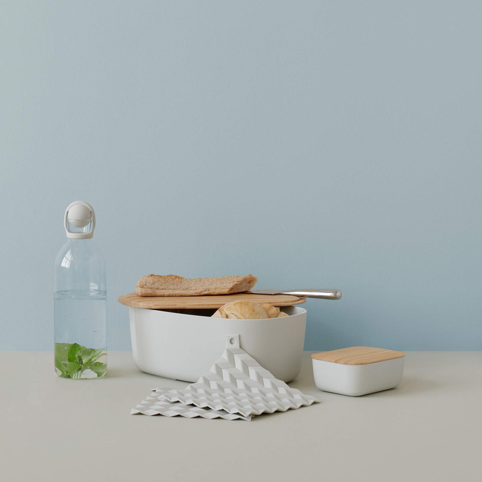 Rig-Tig - Panera para pan, panecillos, galletas, pasteles, base de plástico de melamina, tabla de cortar de bambú como tapa, diseño escandinavo, accesorios de cocina - gris claro