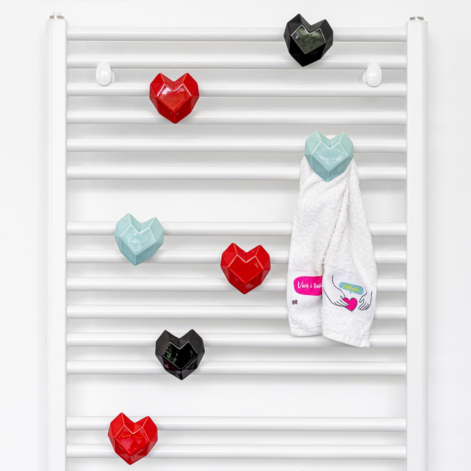 Letshelter Appendino in ceramica per scaldasalviette e termoarredo a forma di cuore nero realizzato artigianalmente in Italia - Si installa direttamente al radiatore