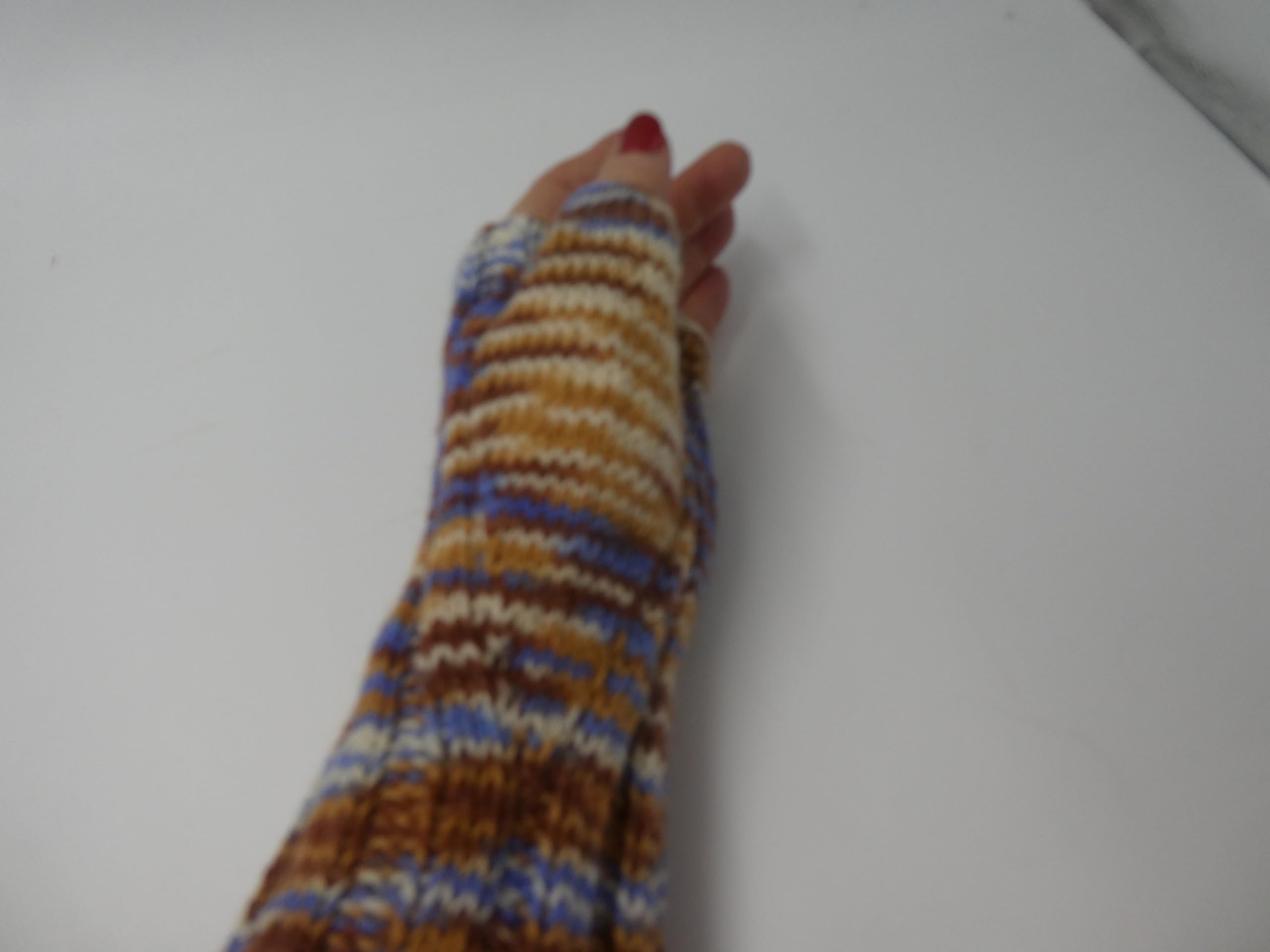 Handgestrickte Stulpen mit angestricktem Daumen, Blau und Braun meliert, Angelika Patschi