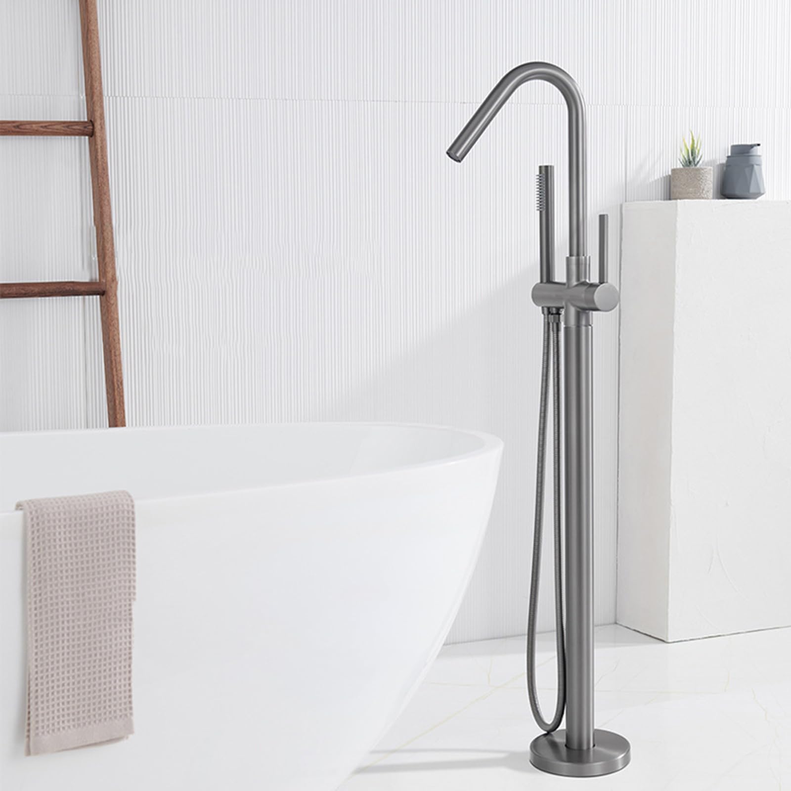 Mitigeur de bain-douche sur pied gris pour transformer votre salle de bain en spa privé
