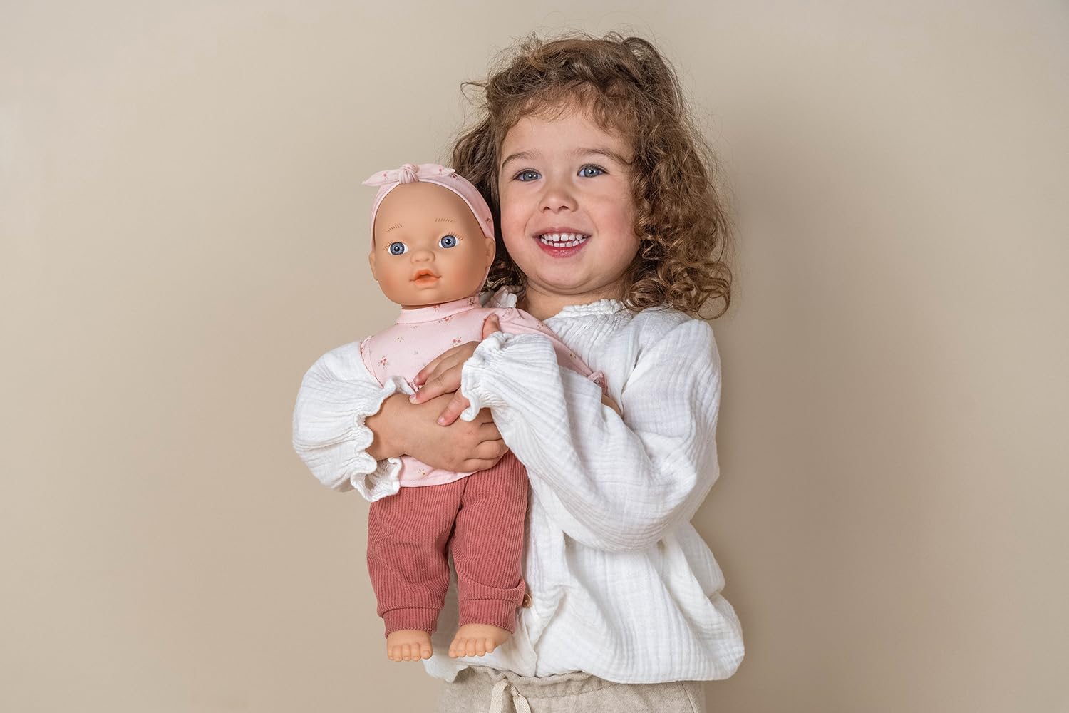 Little Dutch Babypuppe Puppe Lily 6-teiliges-Set (Puppenkleidung, Schnuller und Trinkflasche) Blaue Augen und Weichkörper - 36 cm - ab 18 Monaten