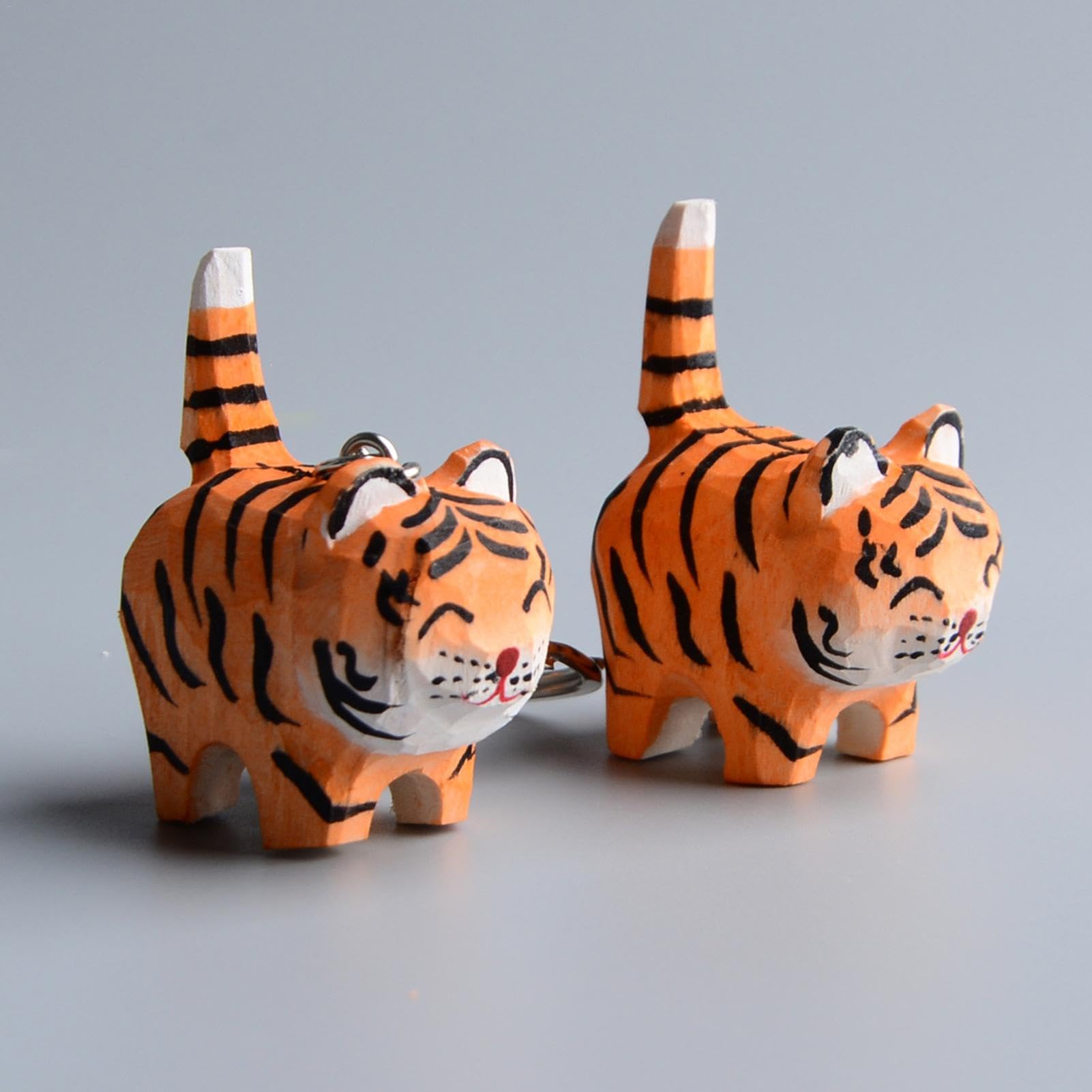 Amazon.co.jp: 手彫りの虎、小さな彫刻が施された木製の虎の置物、動物