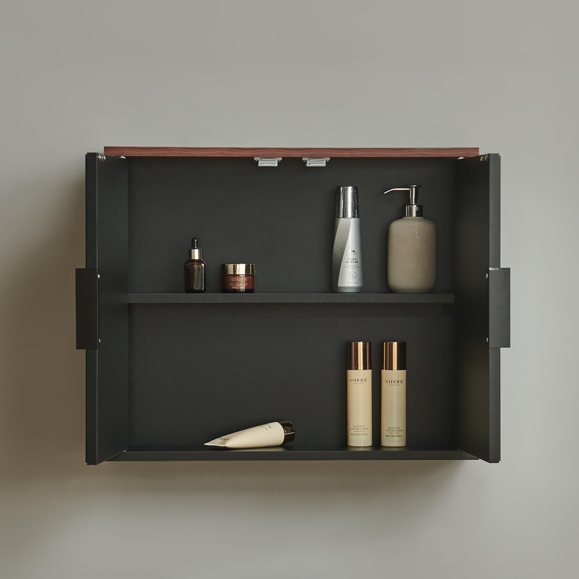 [en.casa] Spiegelschrank Bad Trond Hängeschrank Badspiegelschrank mit 2 Türen Badezimmerschrank hängend 50 x 60 x 15 cm Badschrank mit Spiegel Schwarz/Walnussoptik
