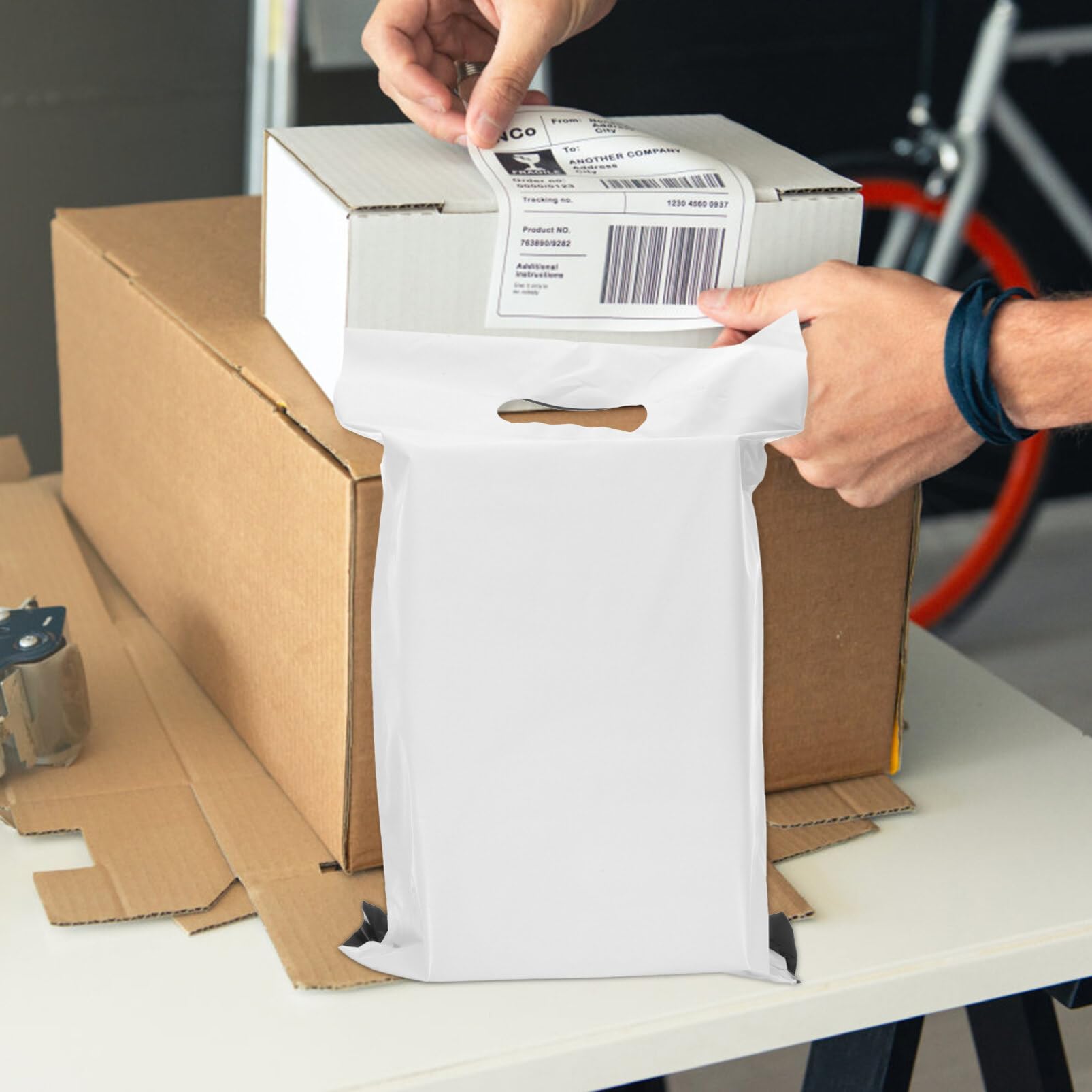 NUOBESTY 100pezzi Buste per Spedizioni in Buste Postali per Abbigliamento per Imballaggio Resistenti Chiusura Adesiva Sicura per Proteggere Merci Durante Trasporto