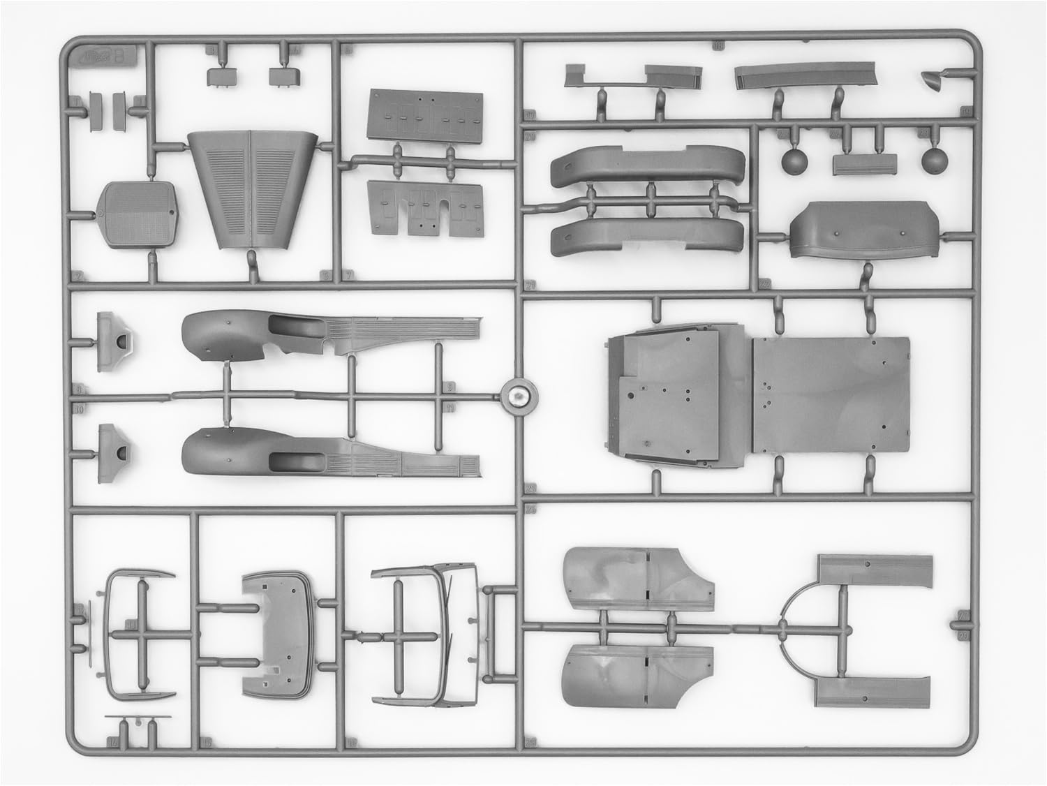 ICM 1:35 - Tipo G4 Partisanenwagen con armamento