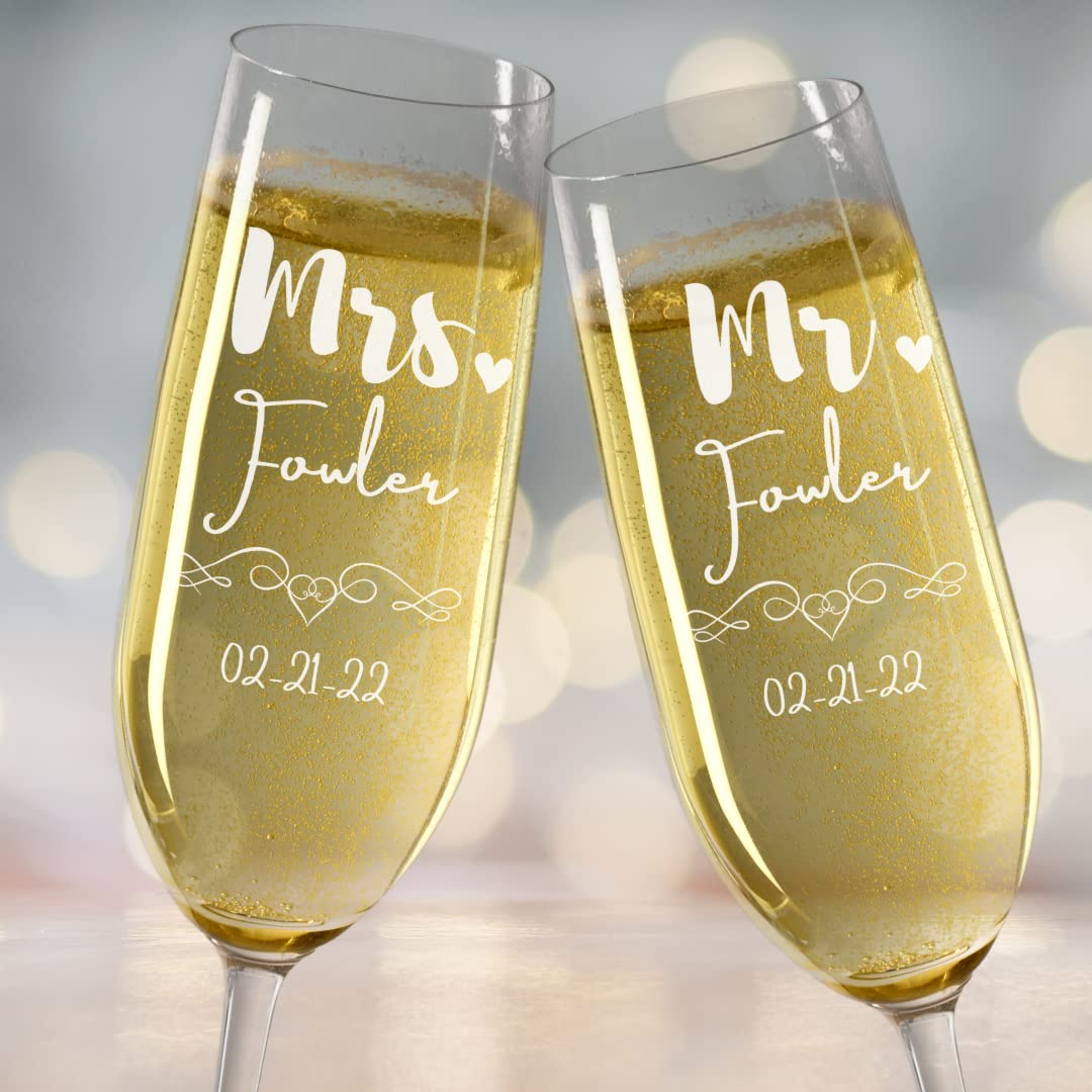 LAS VILLAS DESIGNS Personalized Wedding Champagne Flutes | Set of 2 Toasting Glasses | Mr. and Mrs. Love Design with Last Name, Date, and Vine | Clear Glass | Fully Customizable