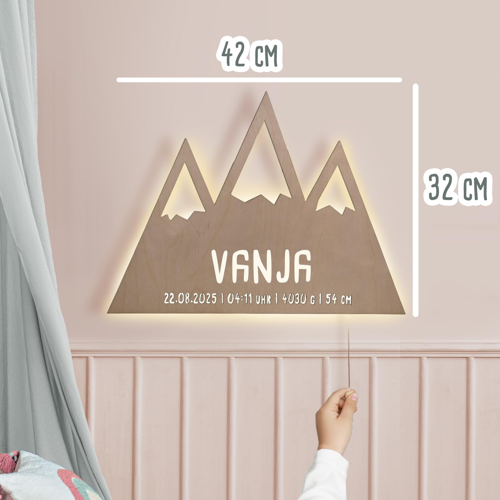 hellomini Personalisierbares LED-Nachtlicht mit Name für Kinder & Babys | Holz-Wandlampe | Schlummerlicht mit Motivwahl – Geschenk zur Geburt & Taufe (Bela die Bergwelt)
