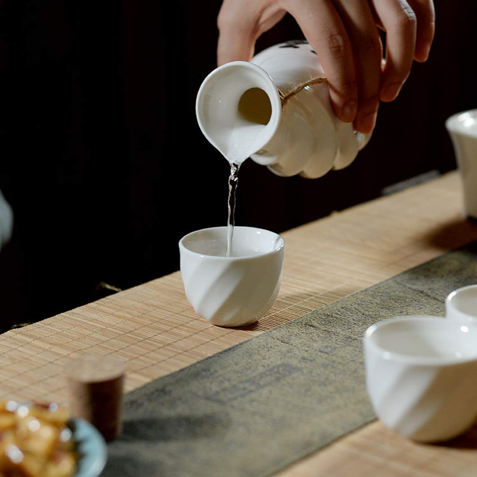 Tasse à saké traditionnelle, verres à vin en céramique, service à saké avec base thermostatique, kit de boissons chaudes japonaises traditionnelles, 6 pièces comprenant 1 poêle, 1 bouteille de saké et